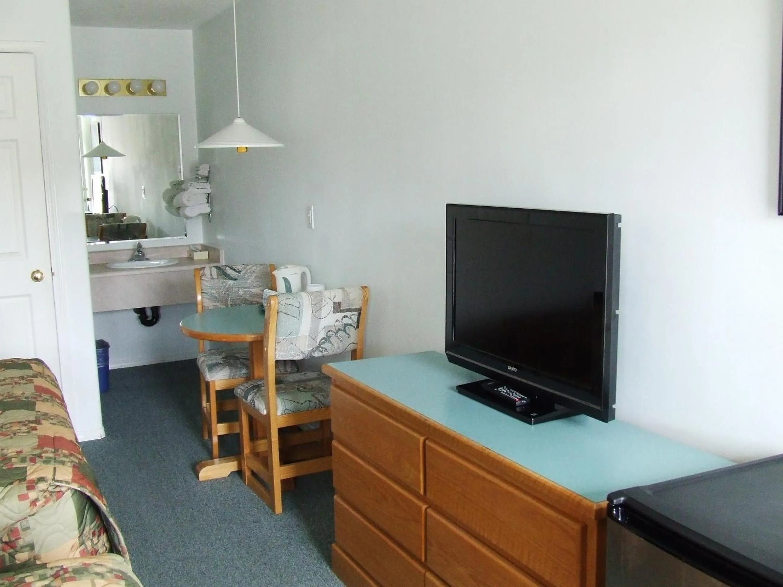 TV and multimedia in Ponderosa Motor Inn