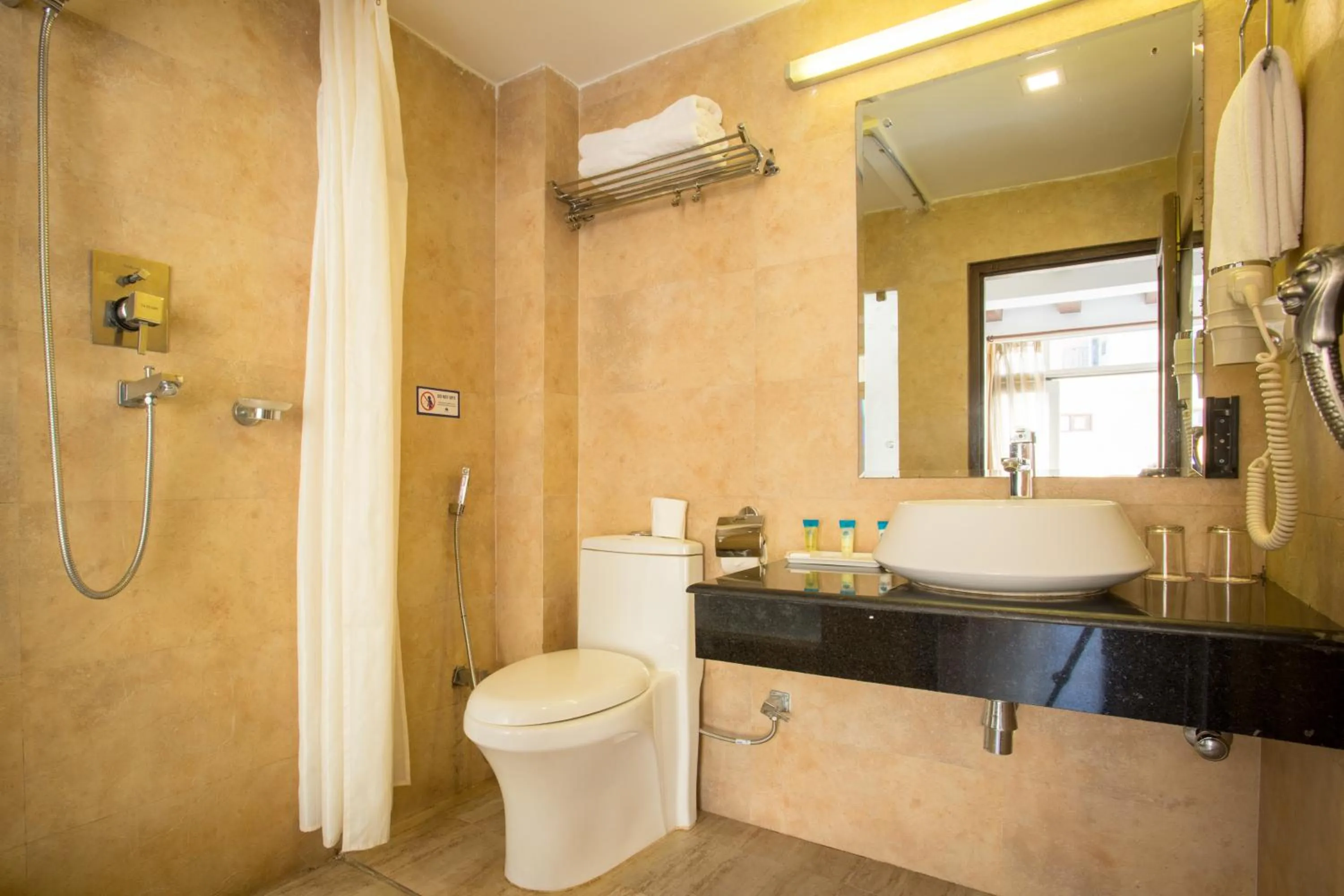 Shower in Hotel Moonlight