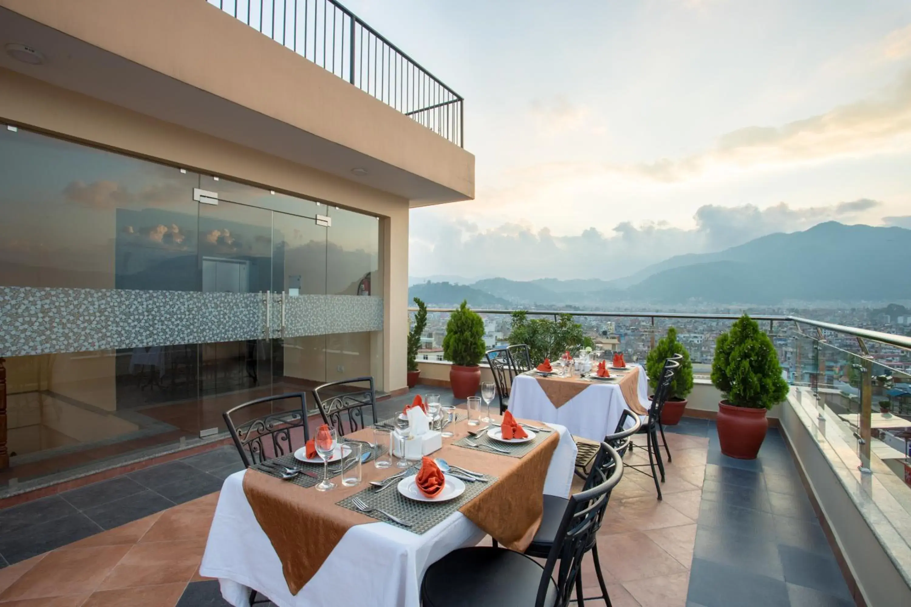 Restaurant/places to eat in Hotel Moonlight Restaurant/places to eat in Hotel Moonlight