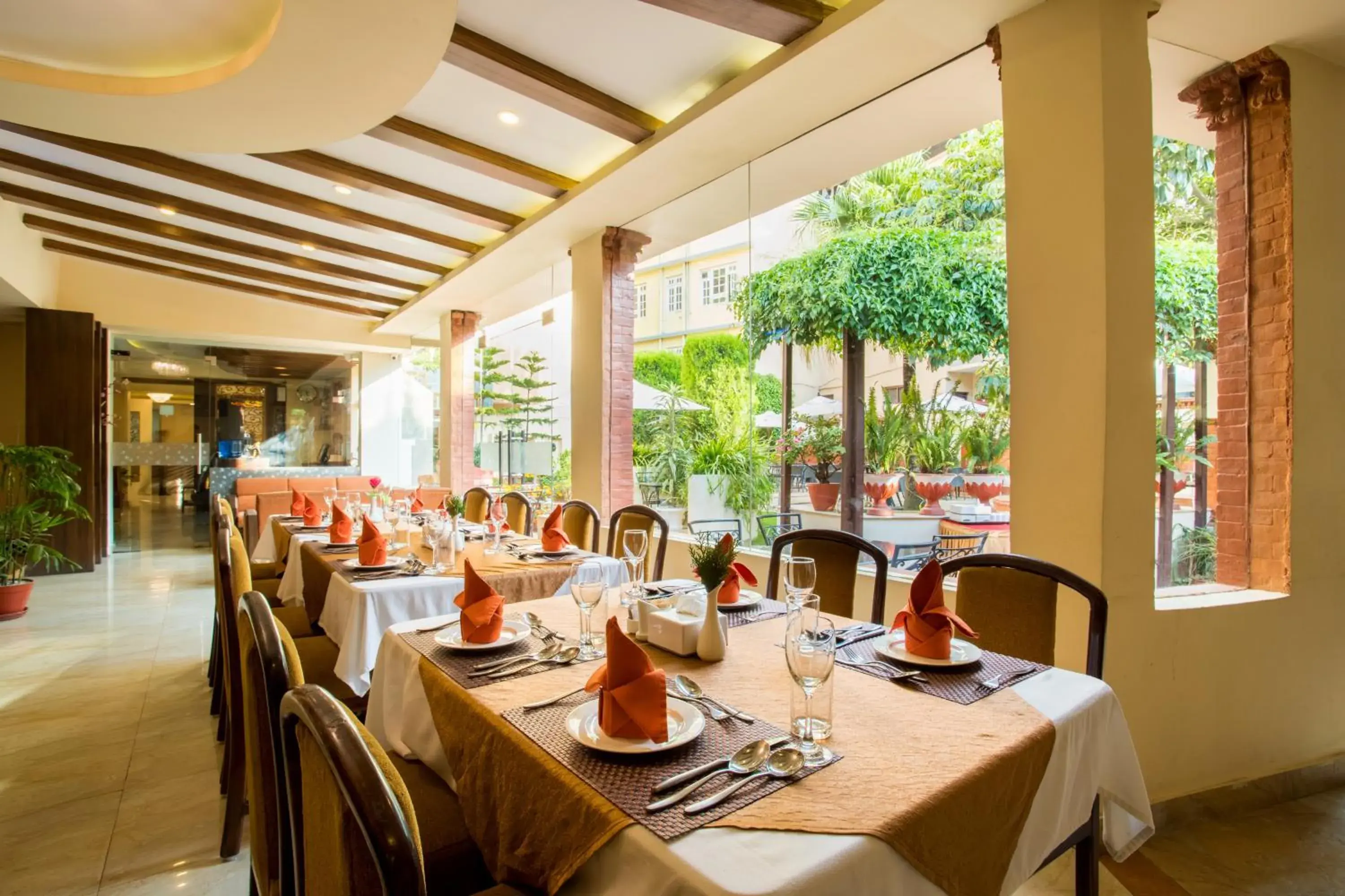 Restaurant/places to eat in Hotel Moonlight Restaurant/places to eat in Hotel Moonlight