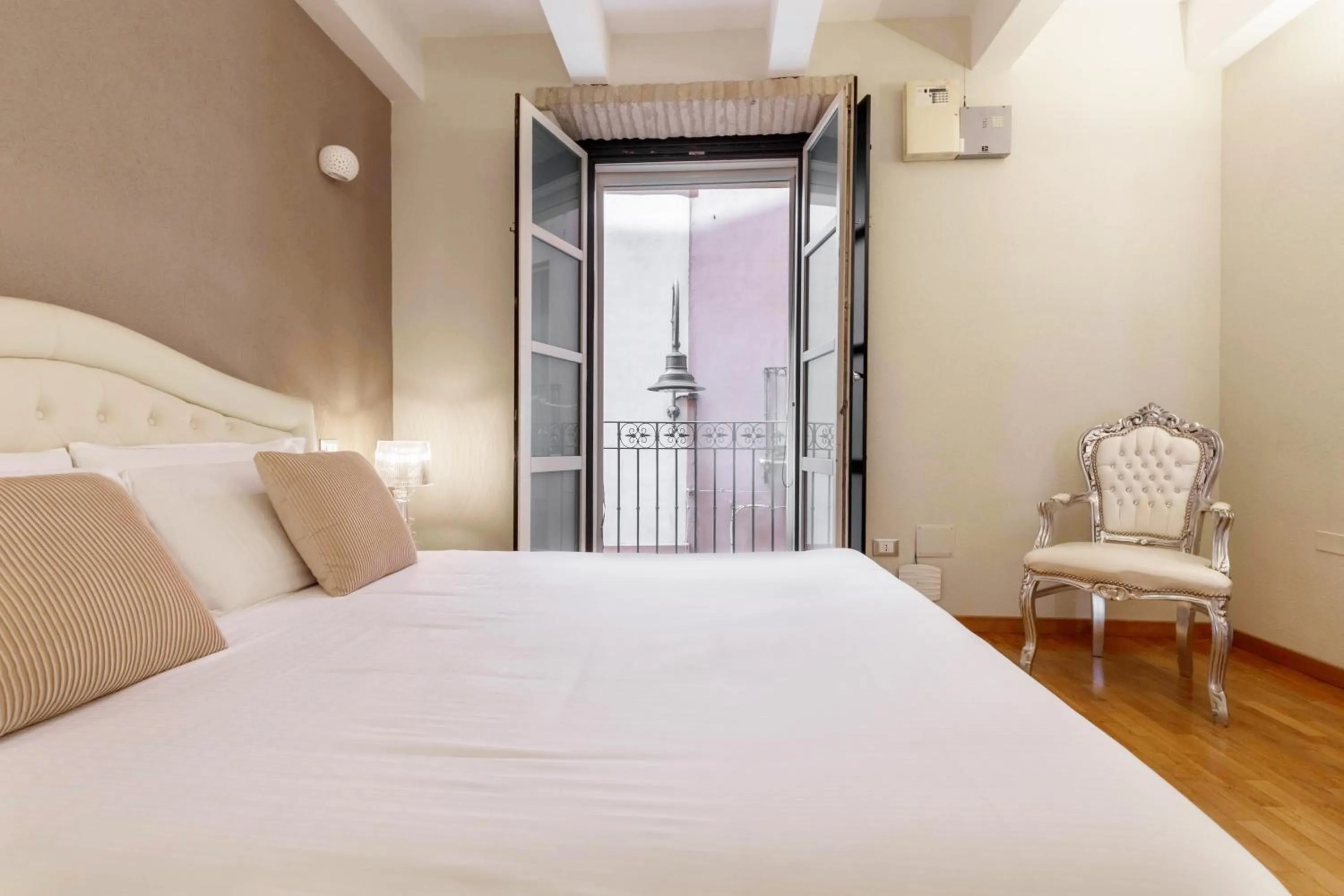 Balcony/Terrace, Bed in Martini Rooms Castello