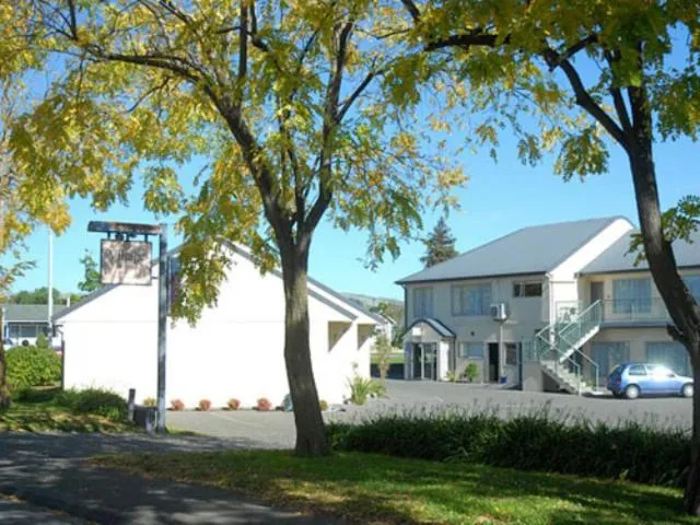 Facade/entrance in Village Motel