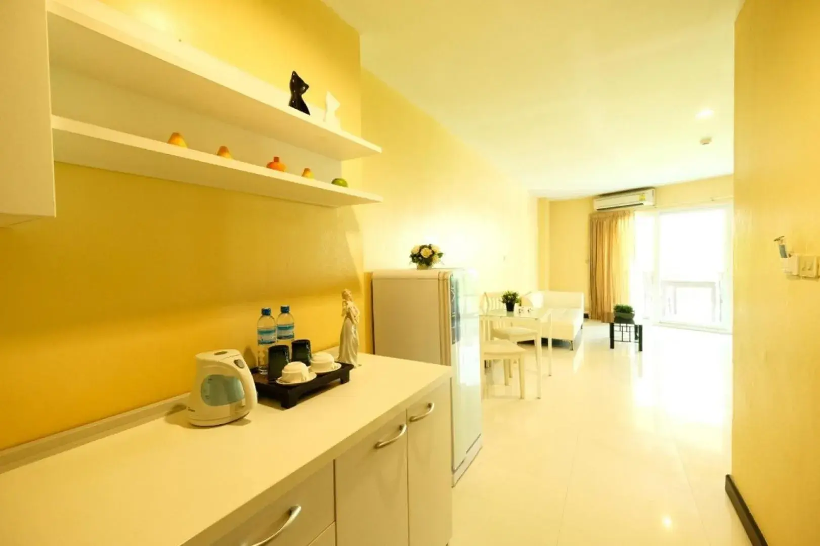 Coffee/tea facilities, Kitchen/Kitchenette in Jomtien Plaza Residence