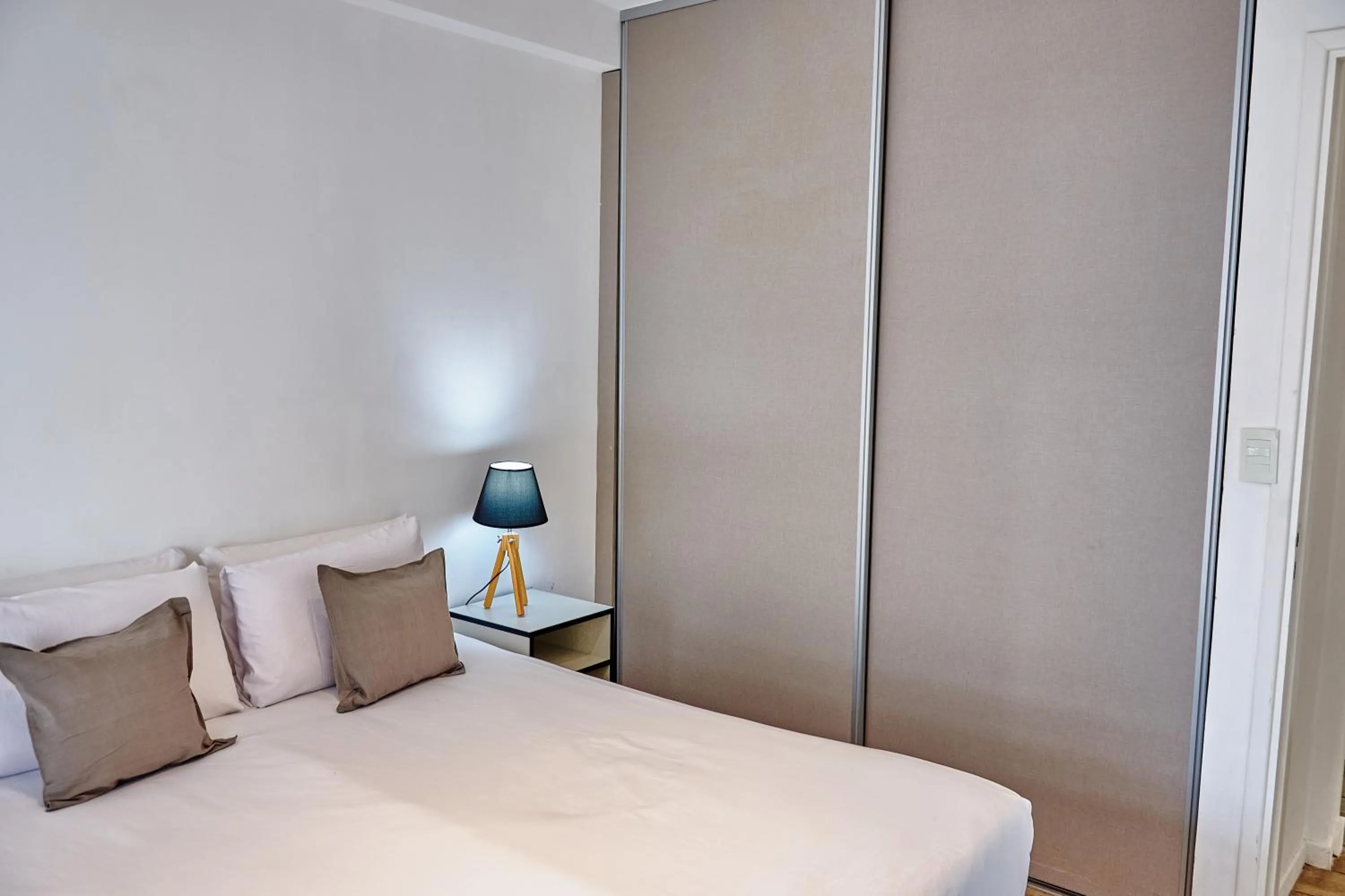 wardrobe, Bed in Babel Alto