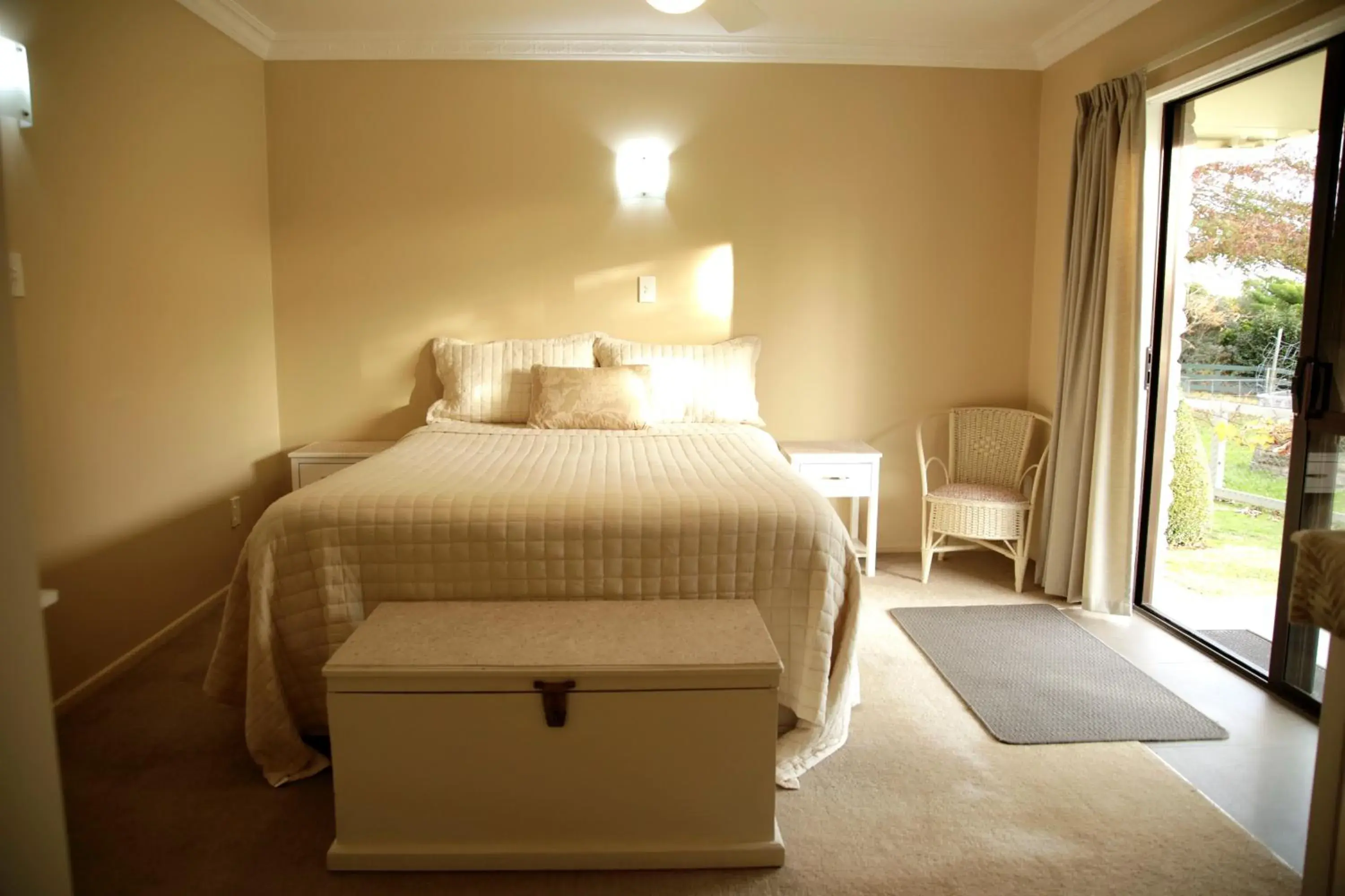 Deluxe Queen Room in Somersal Bed & Breakfast Deluxe Queen Room in Somersal Bed & Breakfast