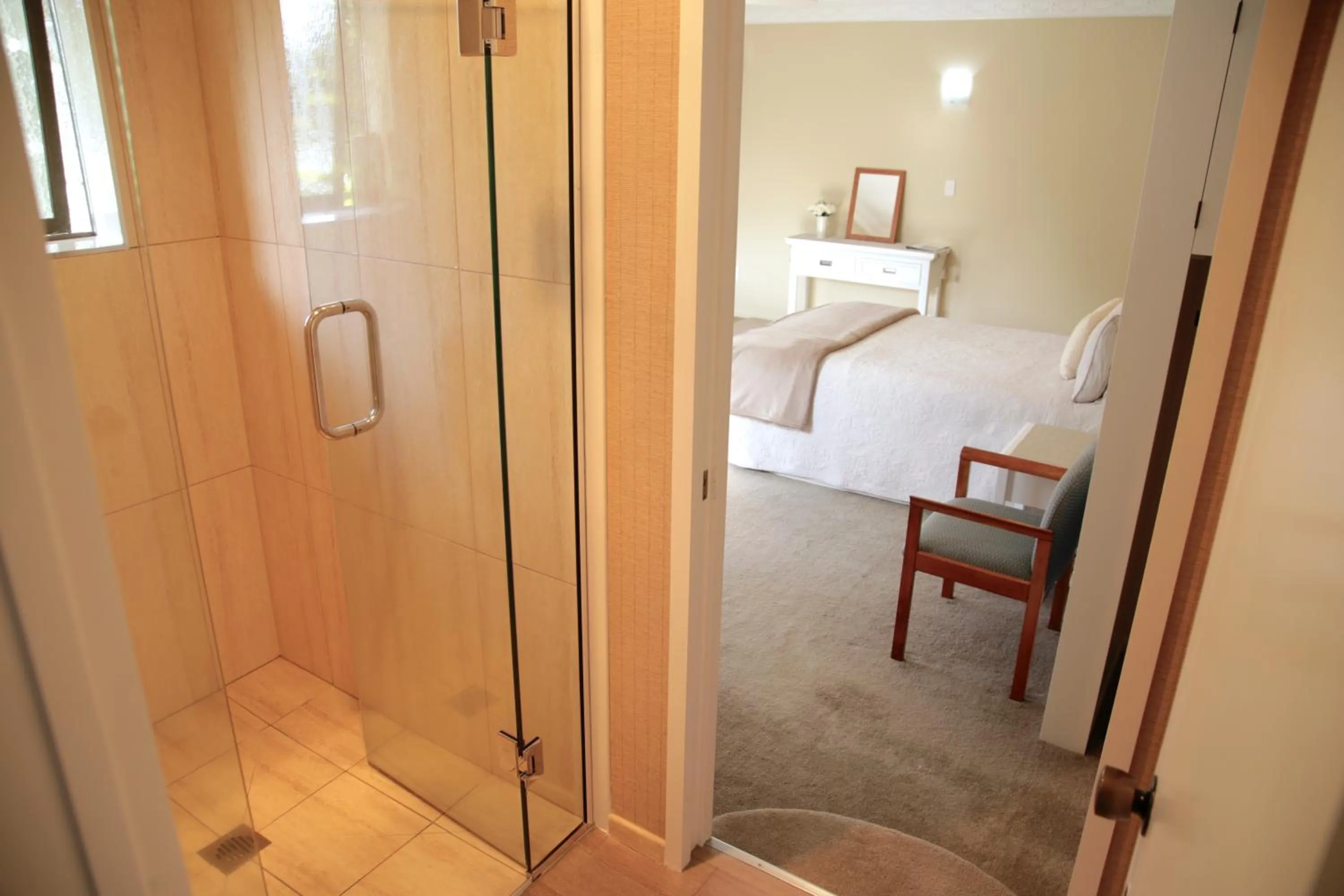 Bathroom, Bed in Somersal Bed & Breakfast