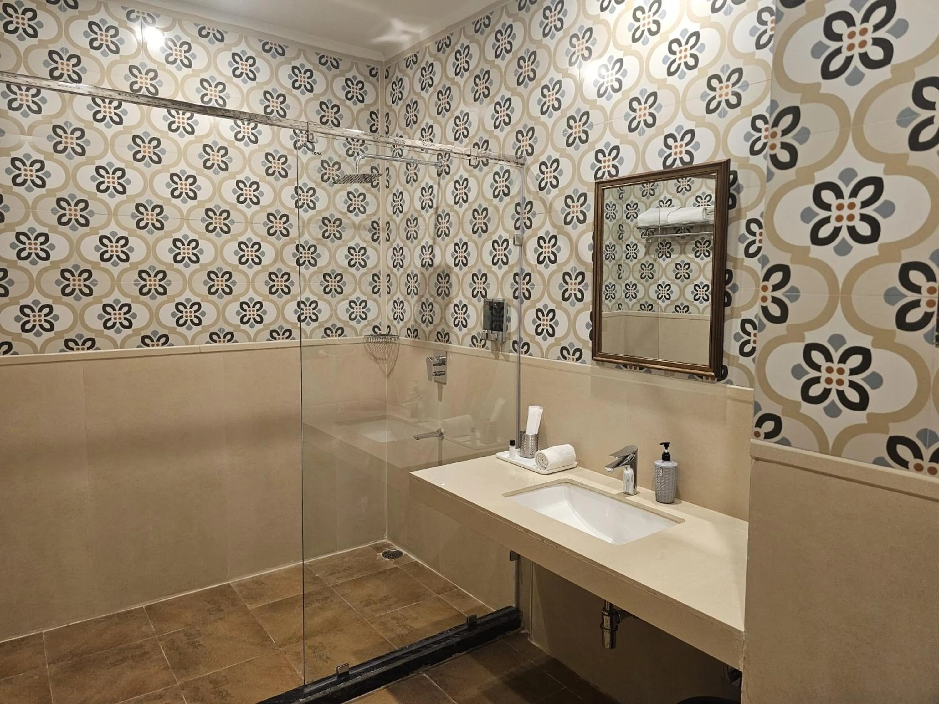 Bathroom in Umaid Palace - A Lakeside Resort - 25 minutes from Mehandipur Balaji - 20 minutes from Chand Baori Stepwell Abhaneri & 40 minutes from Bhangarh Fort