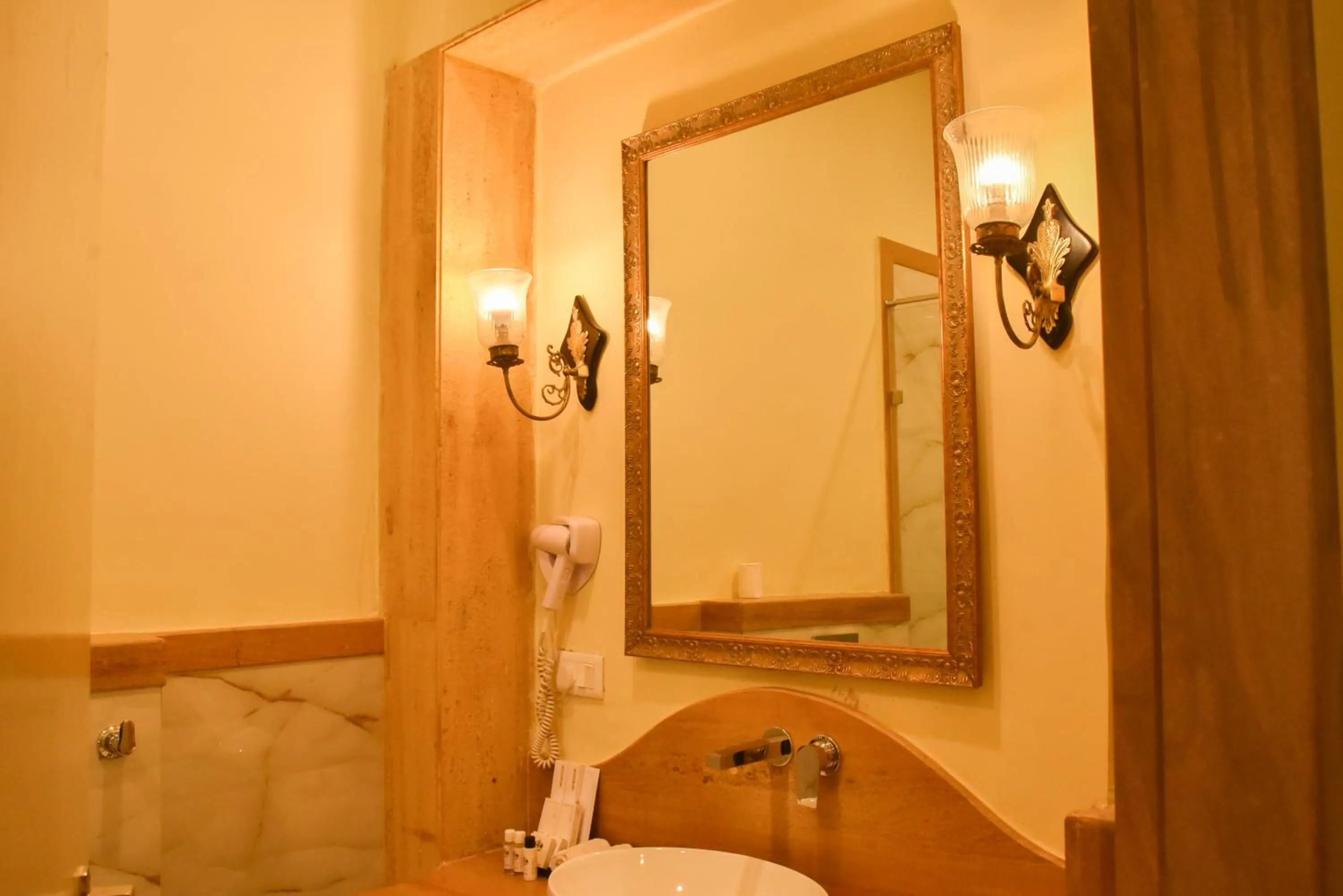 Umaid Palace - A Lakeside Resort - 25 minutes from Mehandipur Balaji - 20 minutes from Chand Baori Stepwell Abhaneri & 40 minutes from Bhangarh Fort