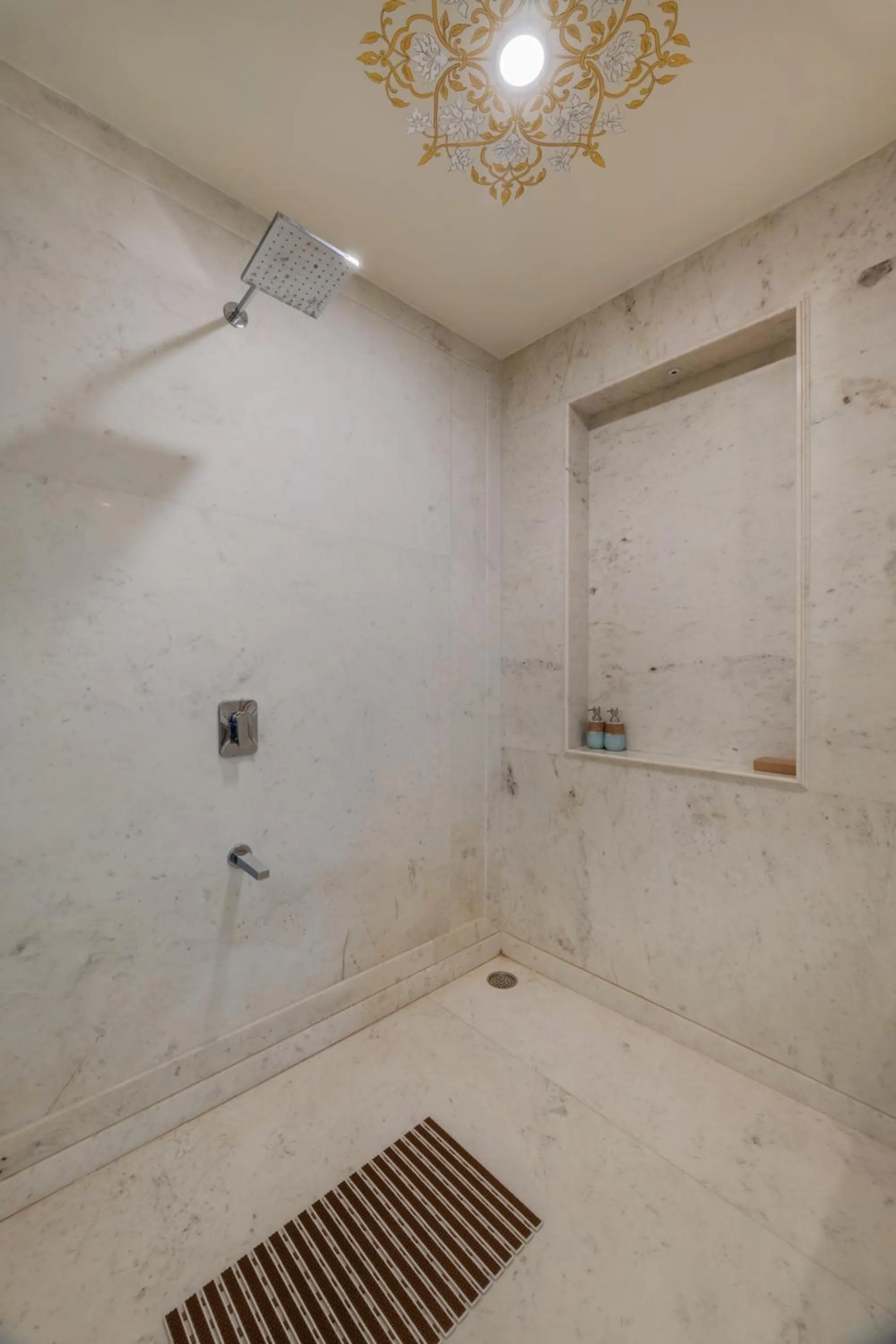 Umaid Palace - A Lakeside Resort - 25 minutes from Mehandipur Balaji - 20 minutes from Chand Baori Stepwell Abhaneri & 40 minutes from Bhangarh Fort