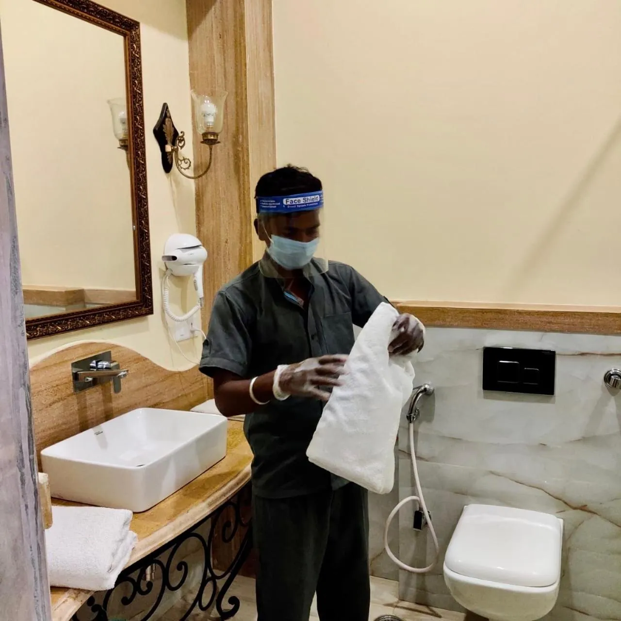 Public Bath in Umaid Palace - A Lakeside Resort - 25 minutes from Mehandipur Balaji - 20 minutes from Chand Baori Stepwell Abhaneri & 40 minutes from Bhangarh Fort