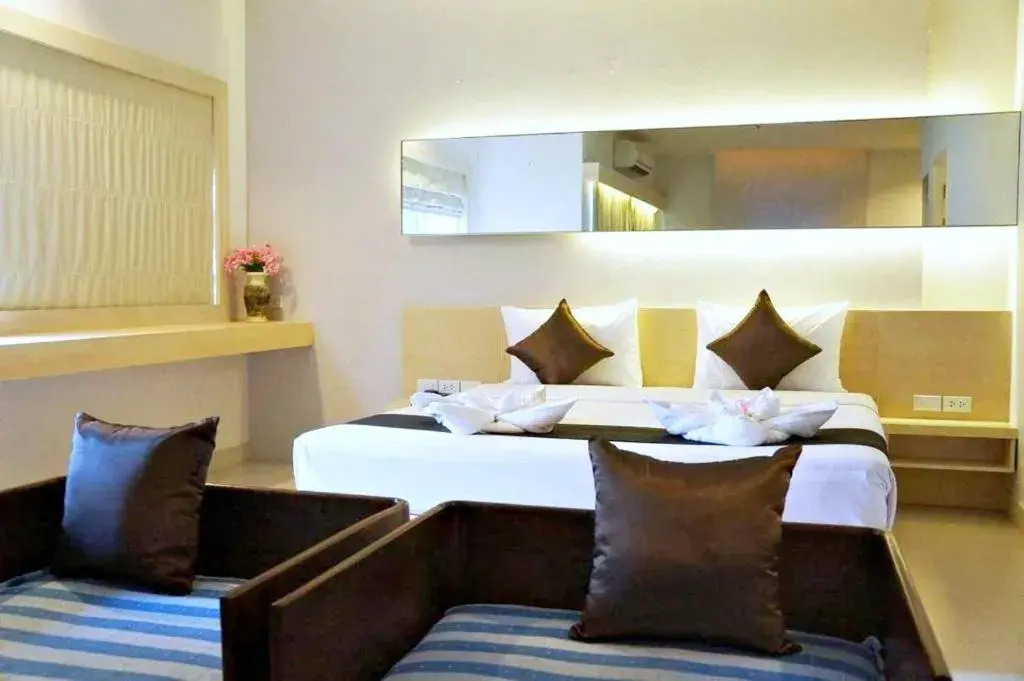 Deluxe Double or Twin Room with Bath Tub - single occupancy in Khuang Singh Residence & Hotel Chiangmai Deluxe Double or Twin Room with Bath Tub - single occupancy in Khuang Singh Residence & Hotel Chiangmai