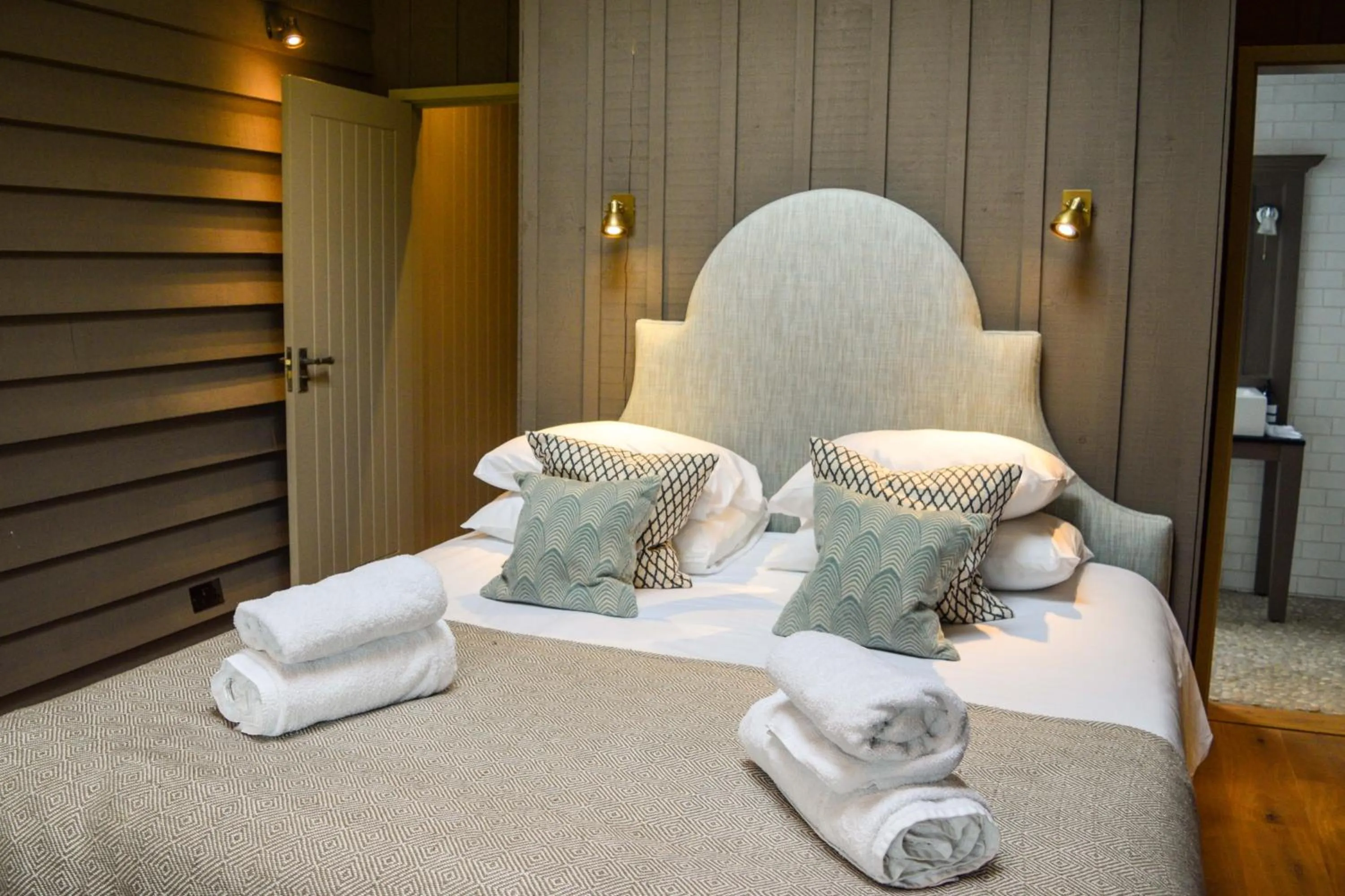 Bedroom, Bed in Retreat East