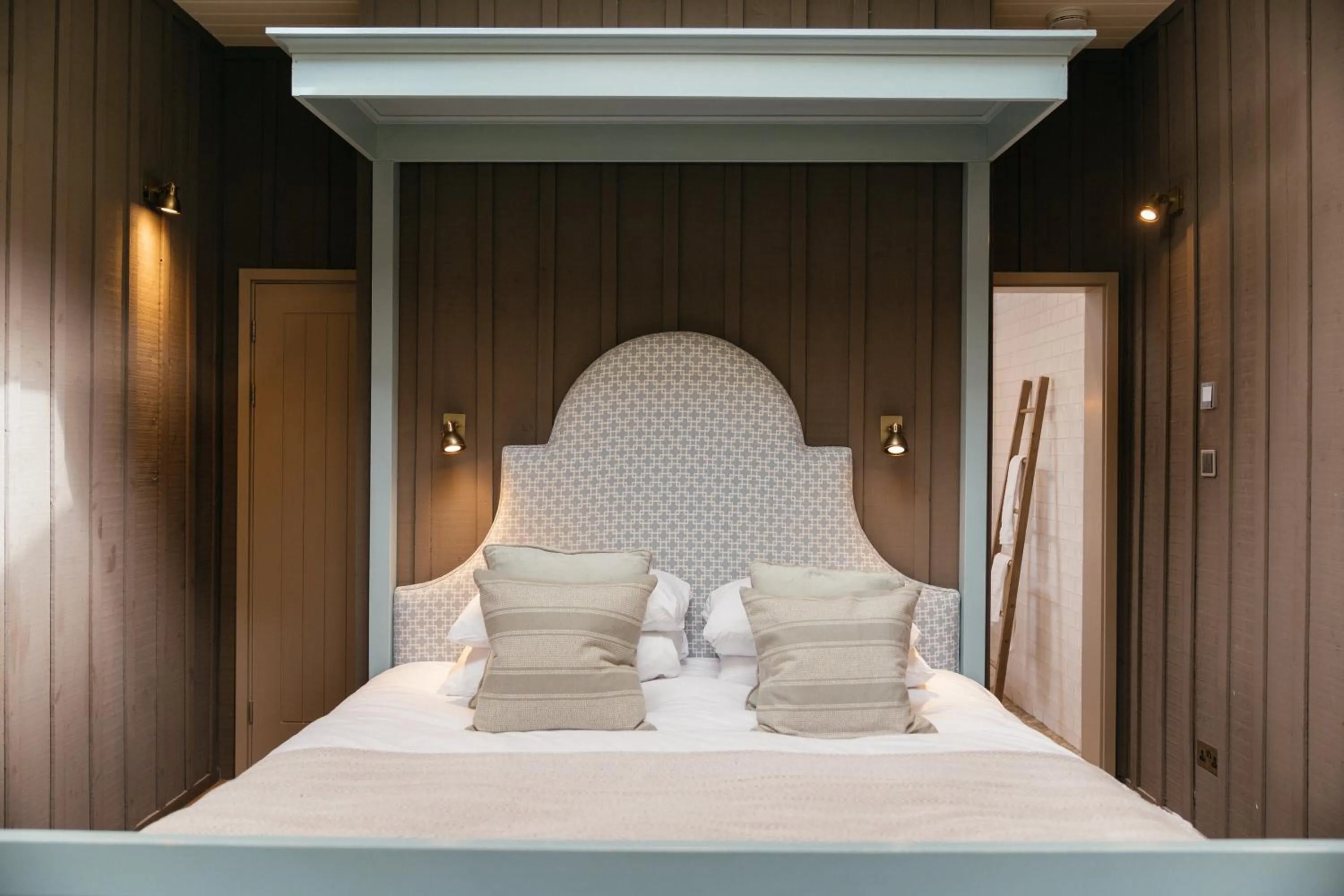 Property building, Bed in Retreat East