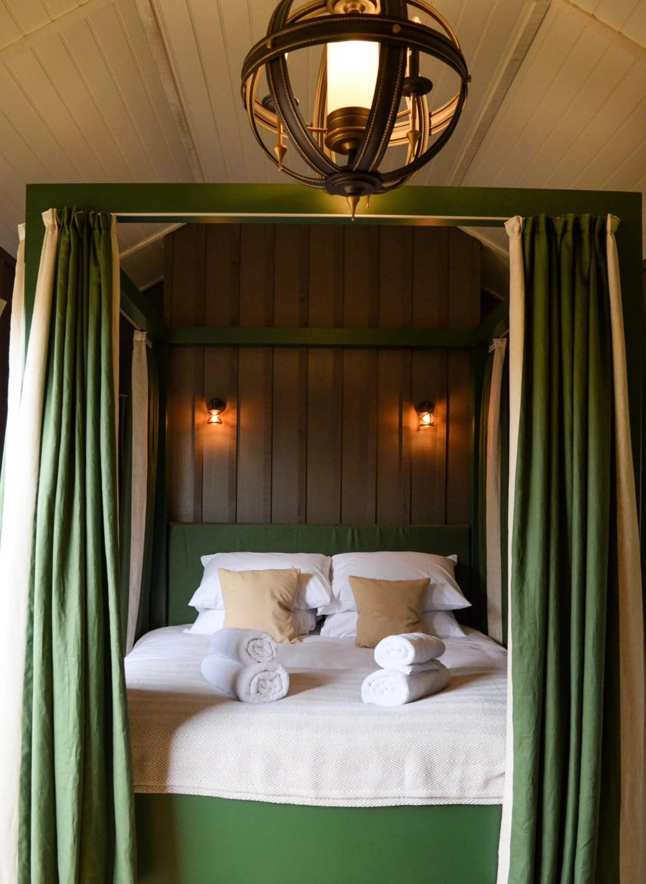 Bedroom, Bed in Retreat East