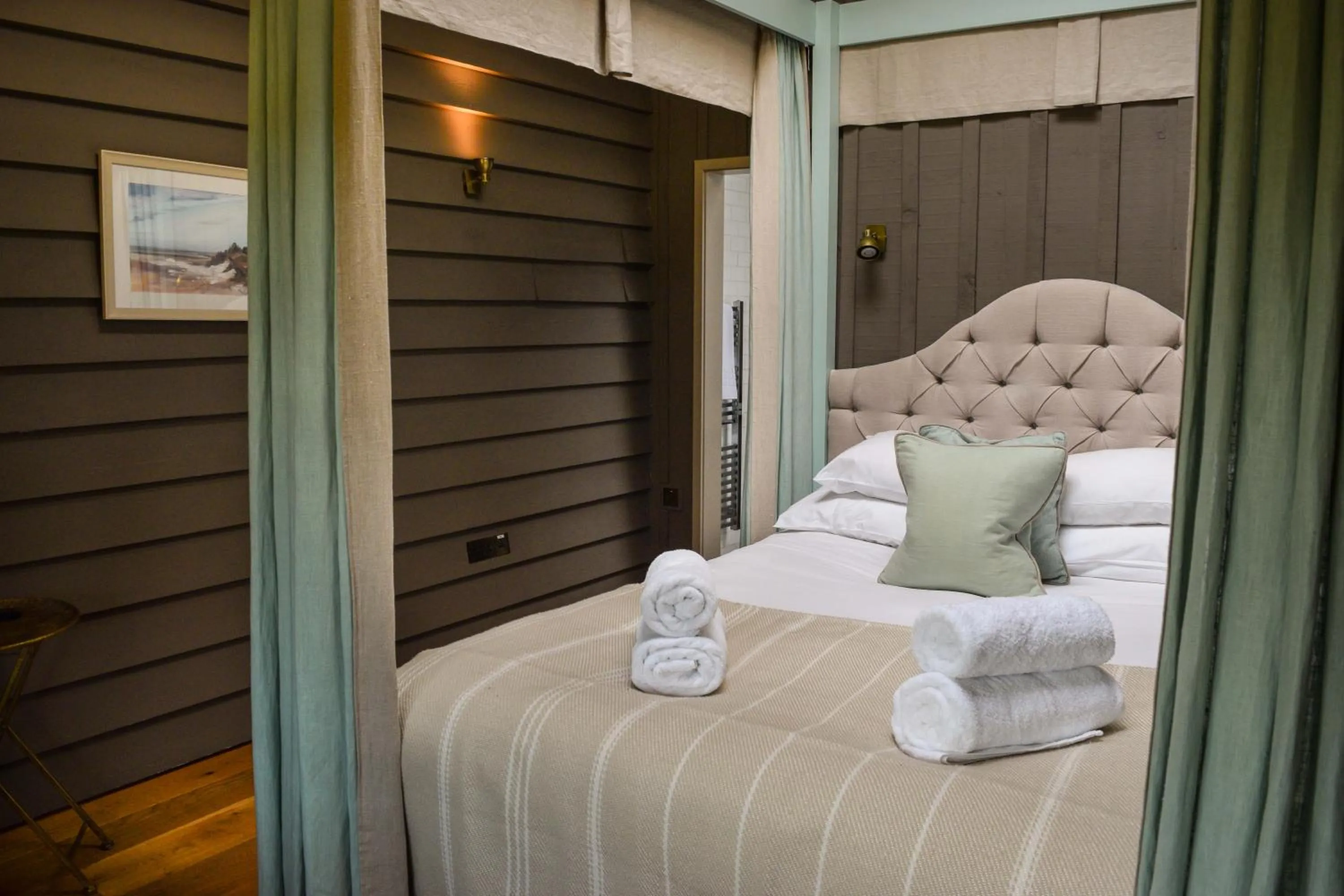 Bedroom, Bed in Retreat East