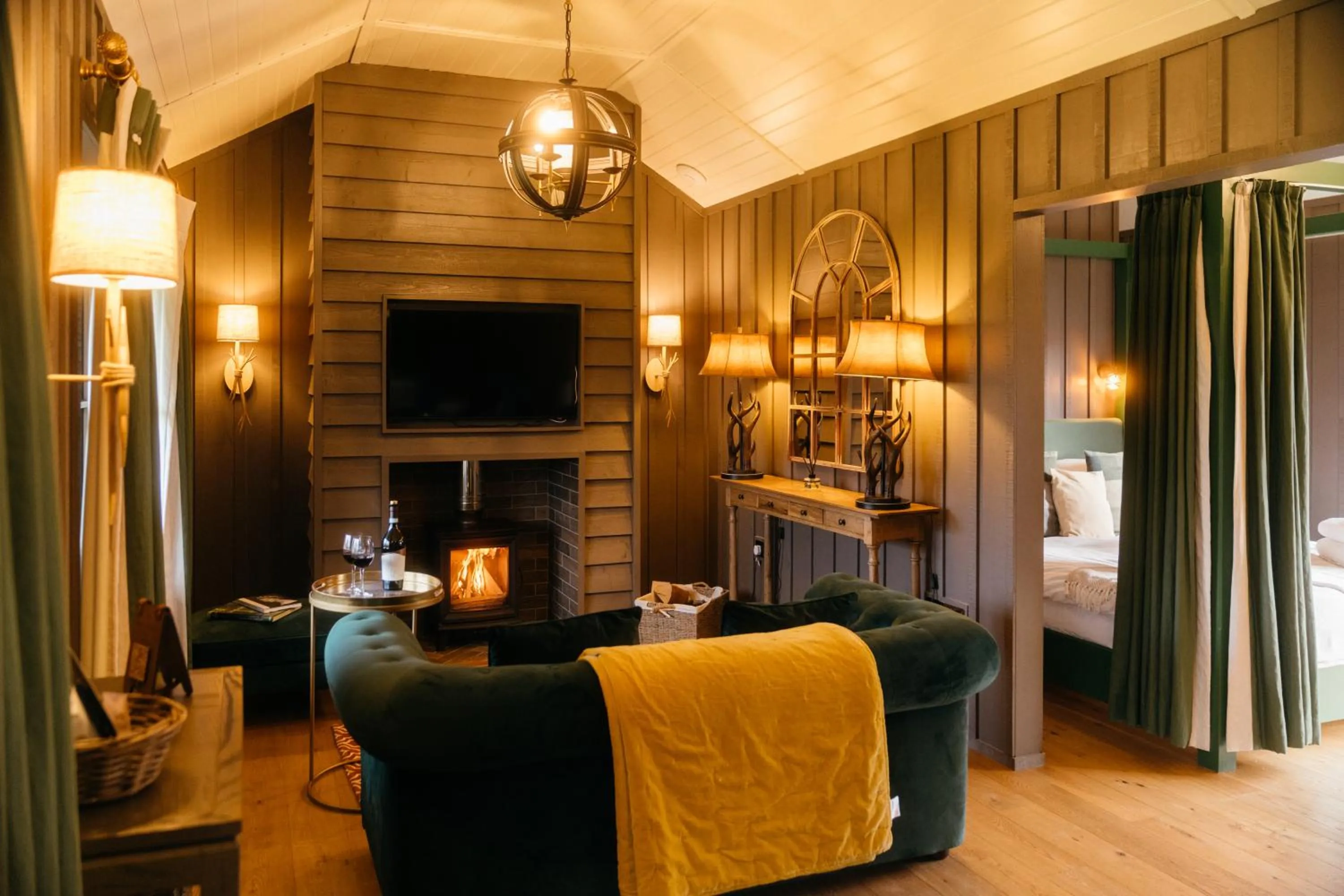 Living room, Bed in Retreat East