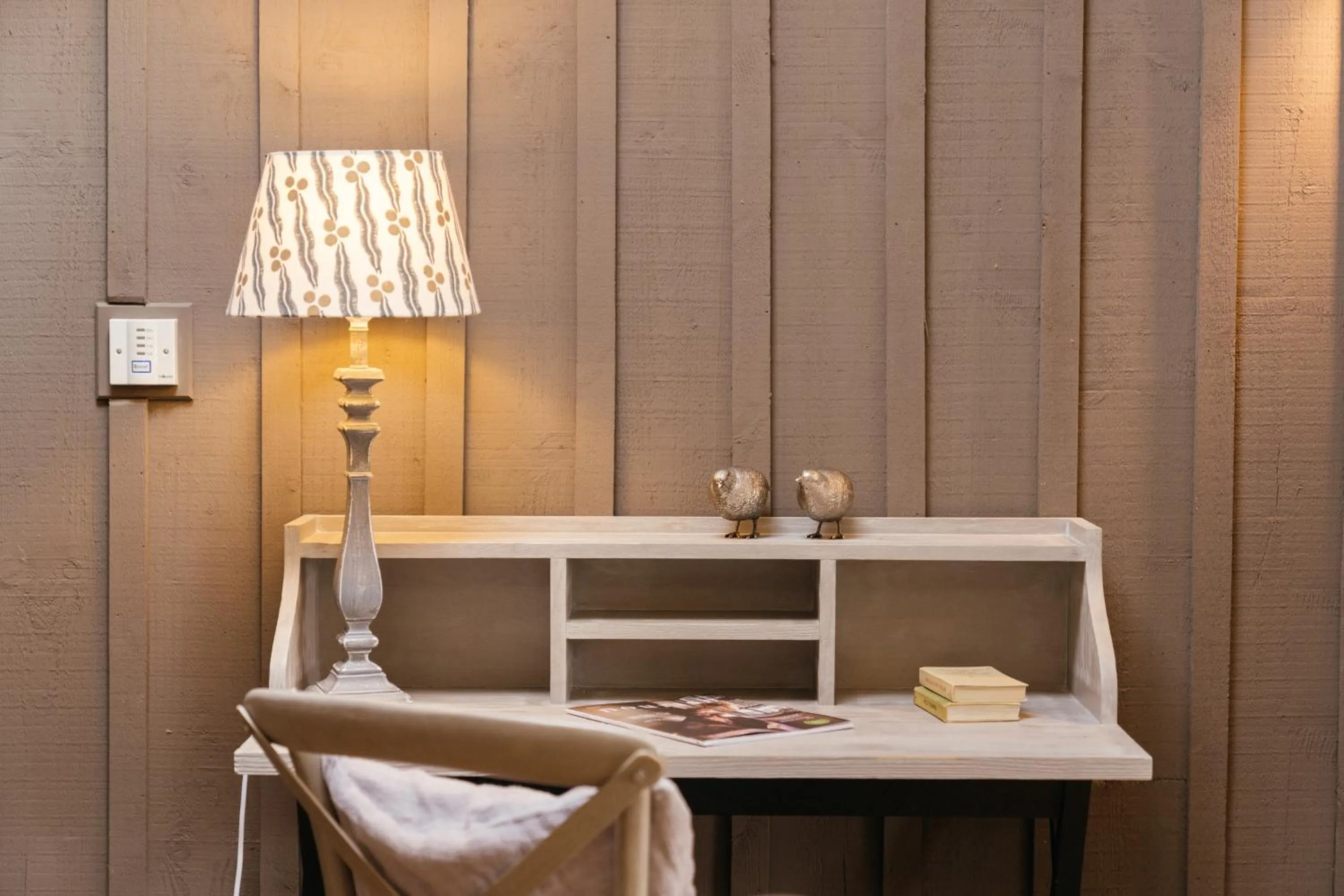 Living room, Bed in Retreat East