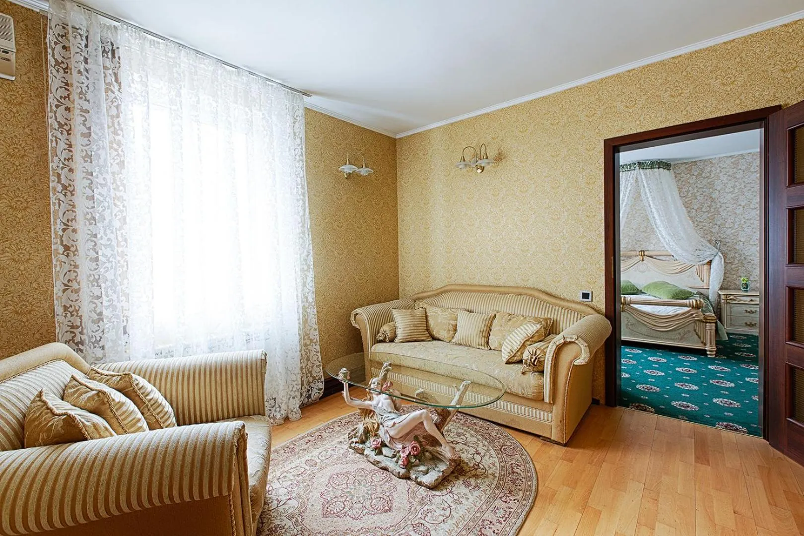 Seating area, Bed in Britaniya