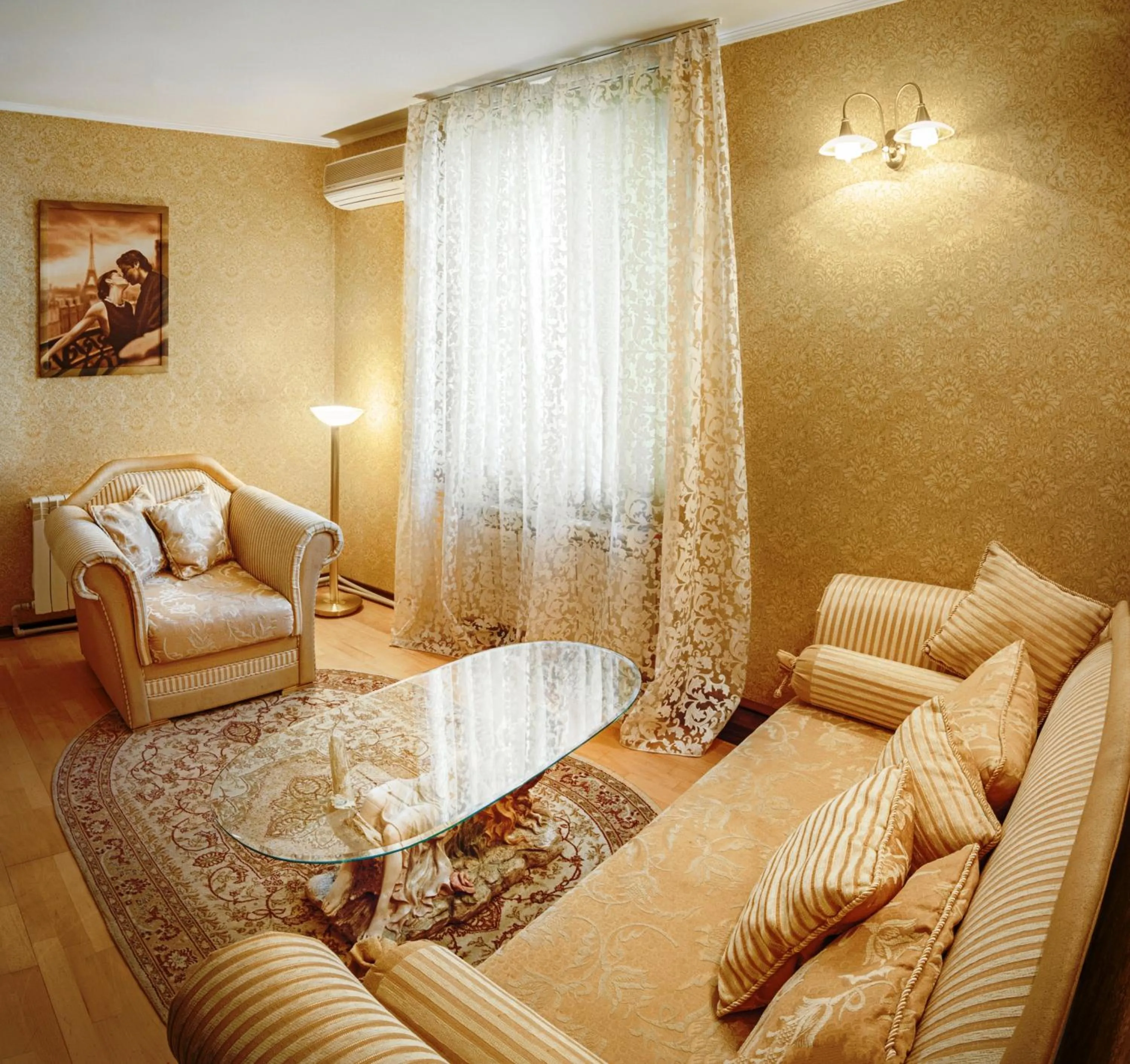 Photo of the whole room in Britaniya