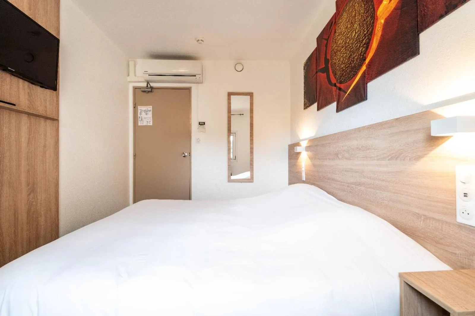 Bed in KYRIAD DIRECT BRIGNOLES - Provence Verte