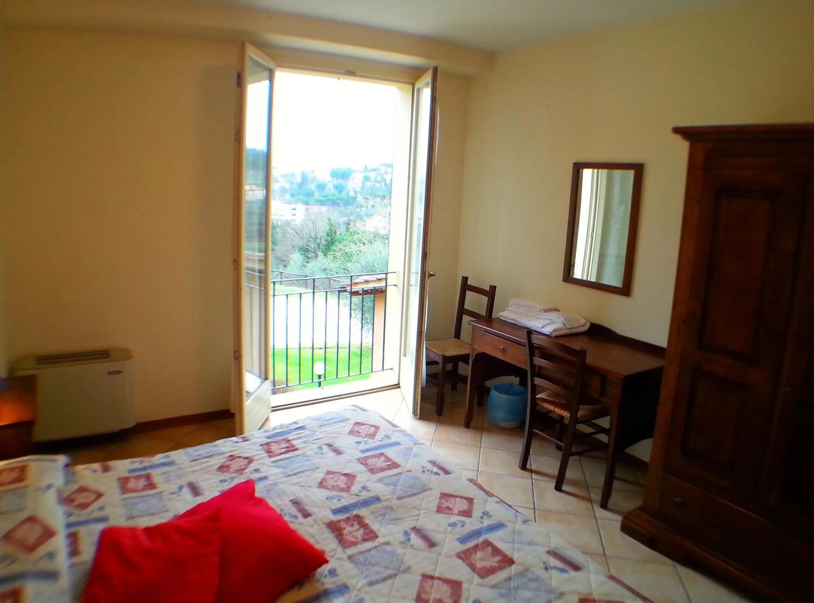 Photo of the whole room, Bed in Residence Le Meridiane