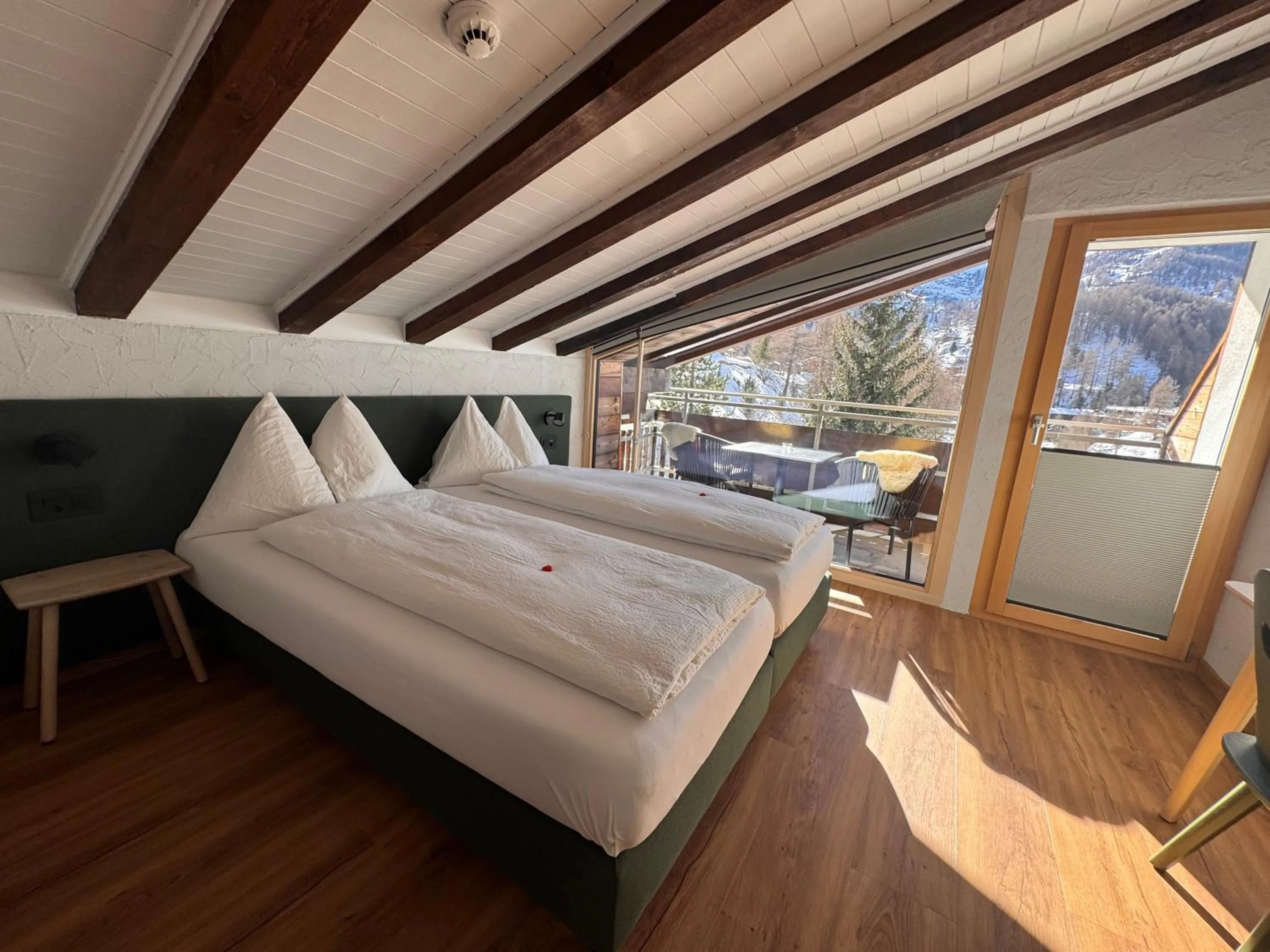 Bedroom, Bed in Hotel Plateau Rosa