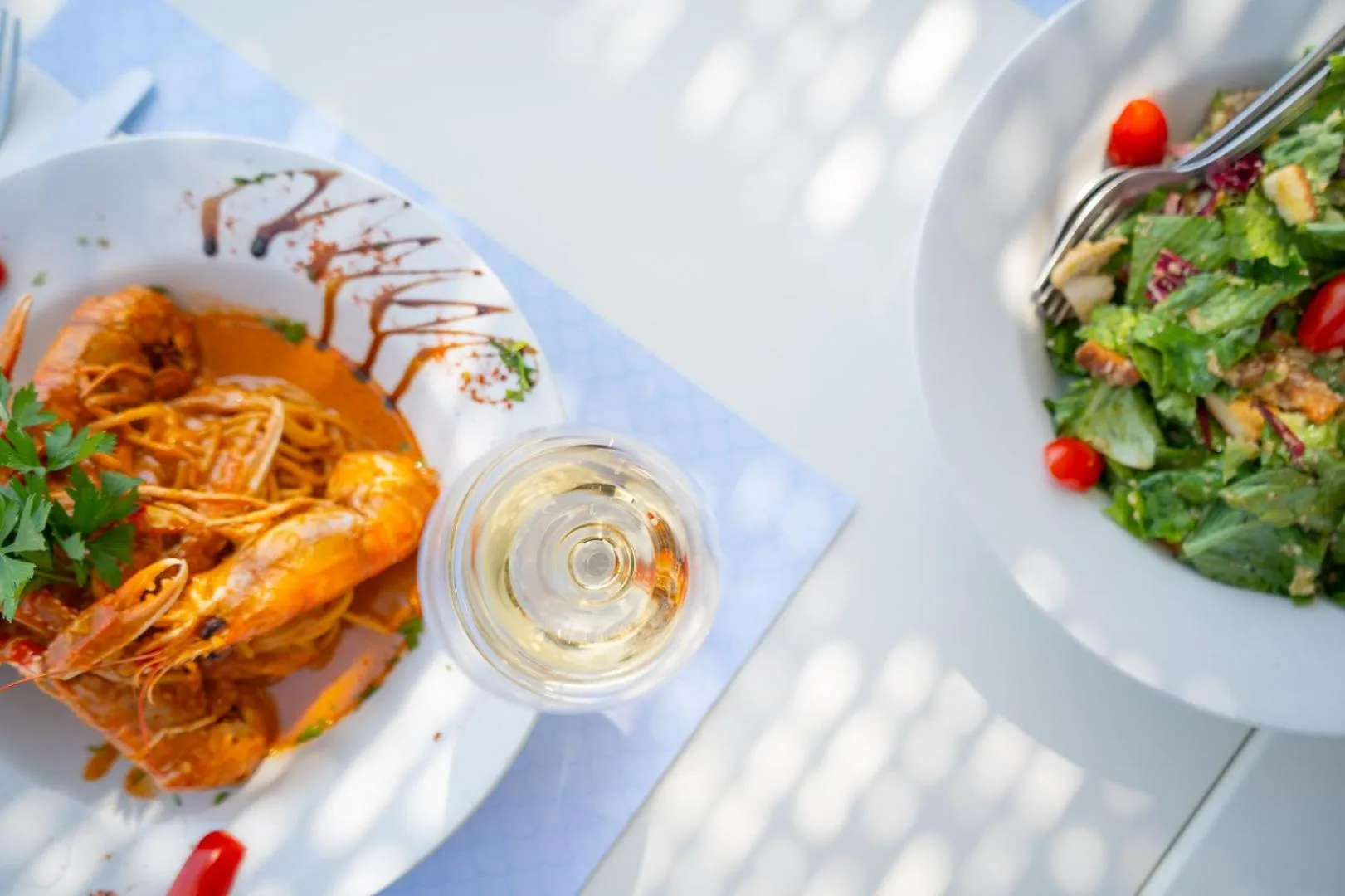 Restaurant/places to eat in Makis Inn Resort