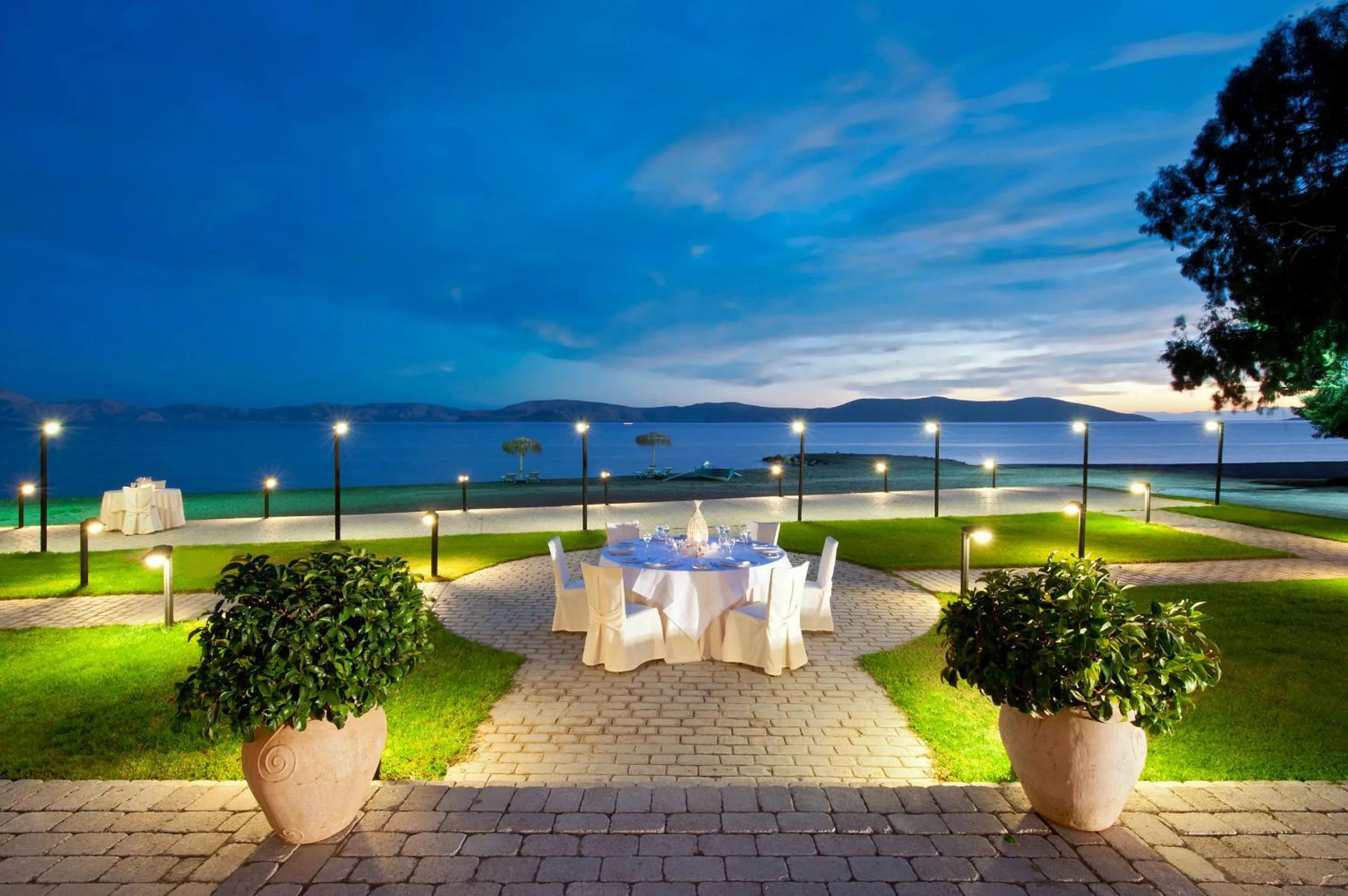 Restaurant/places to eat in Makis Inn Resort