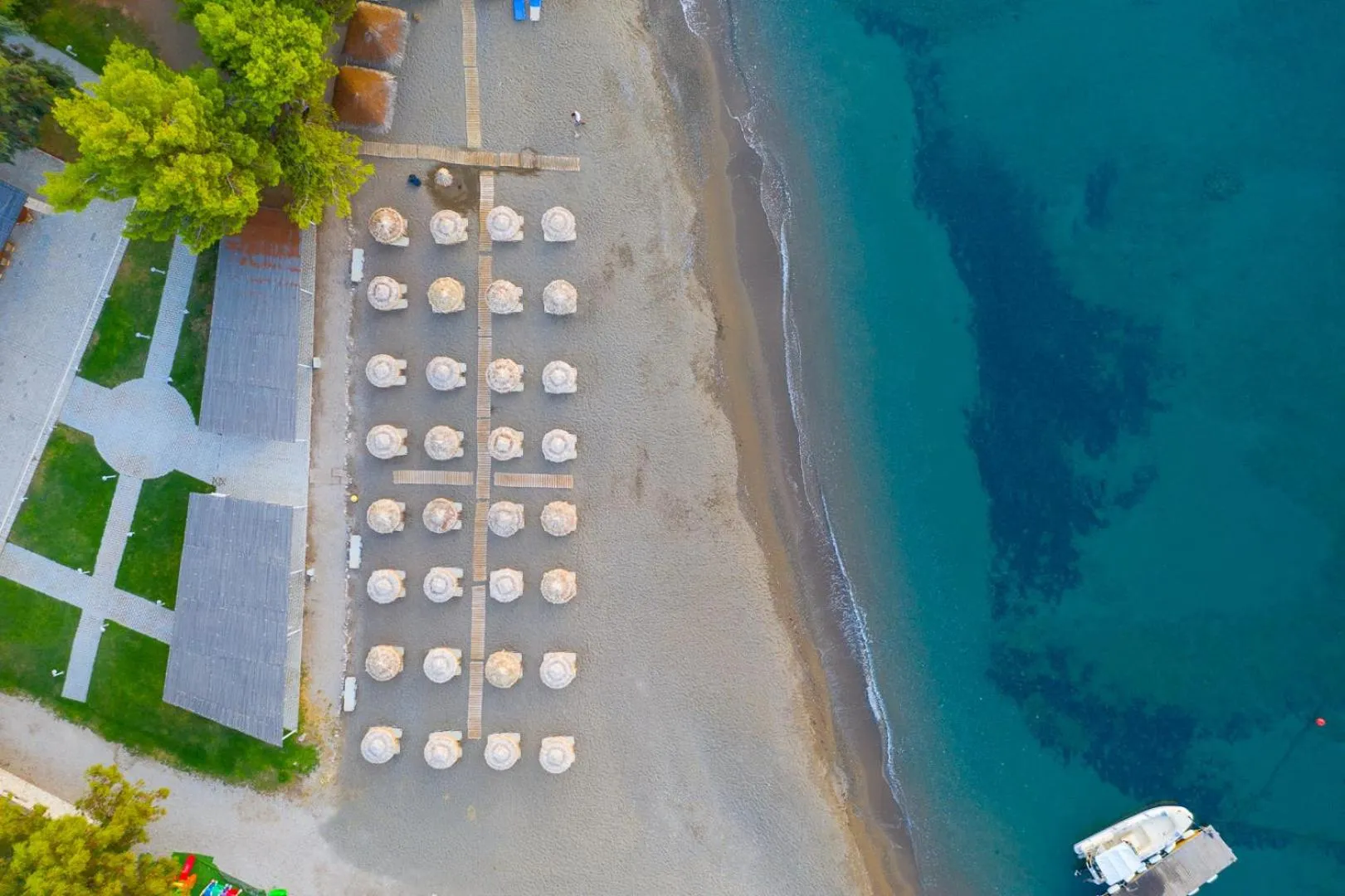 Beach in Makis Inn Resort
