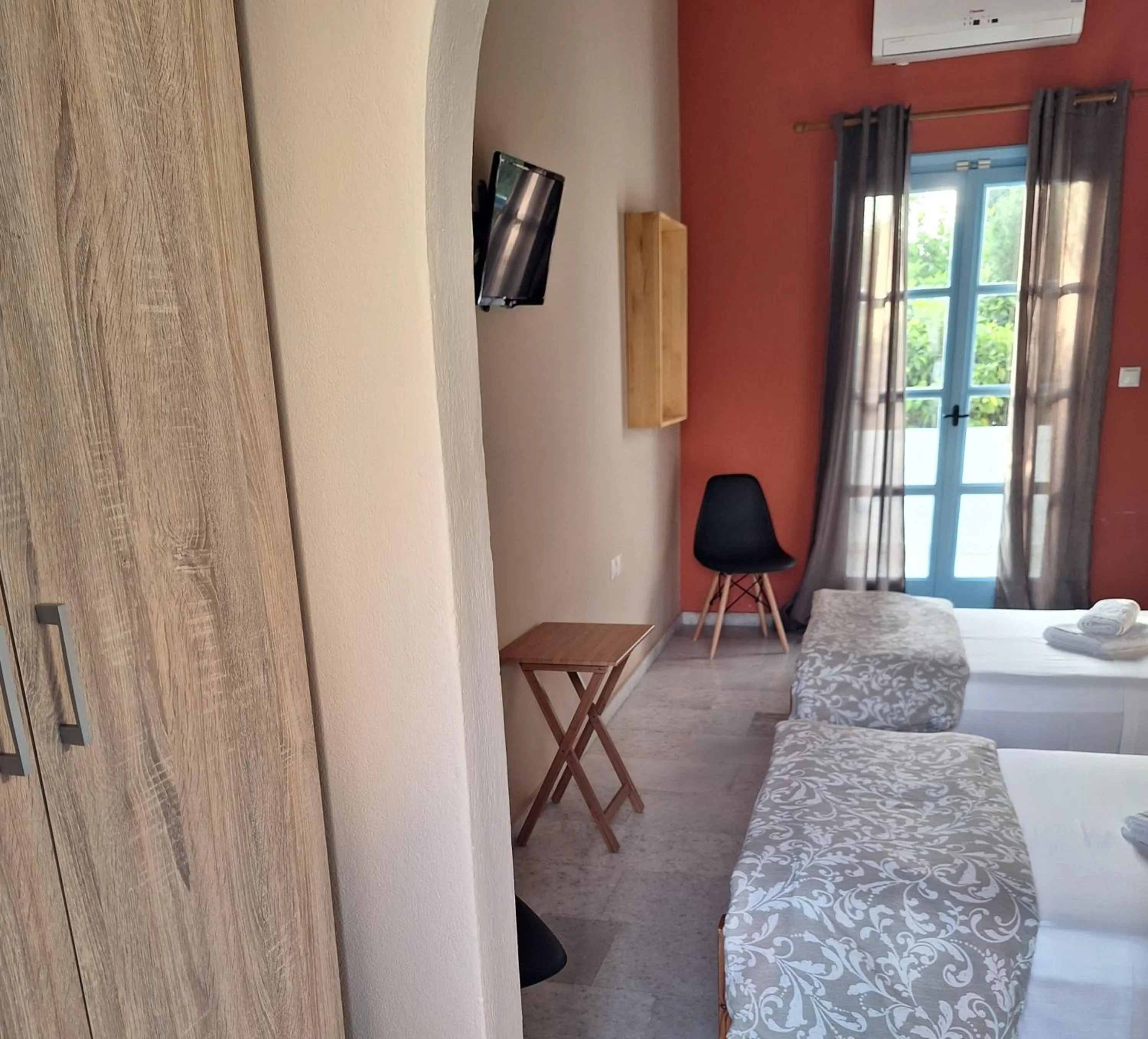 Photo of the whole room, Bed in Giannakis Filoxenia