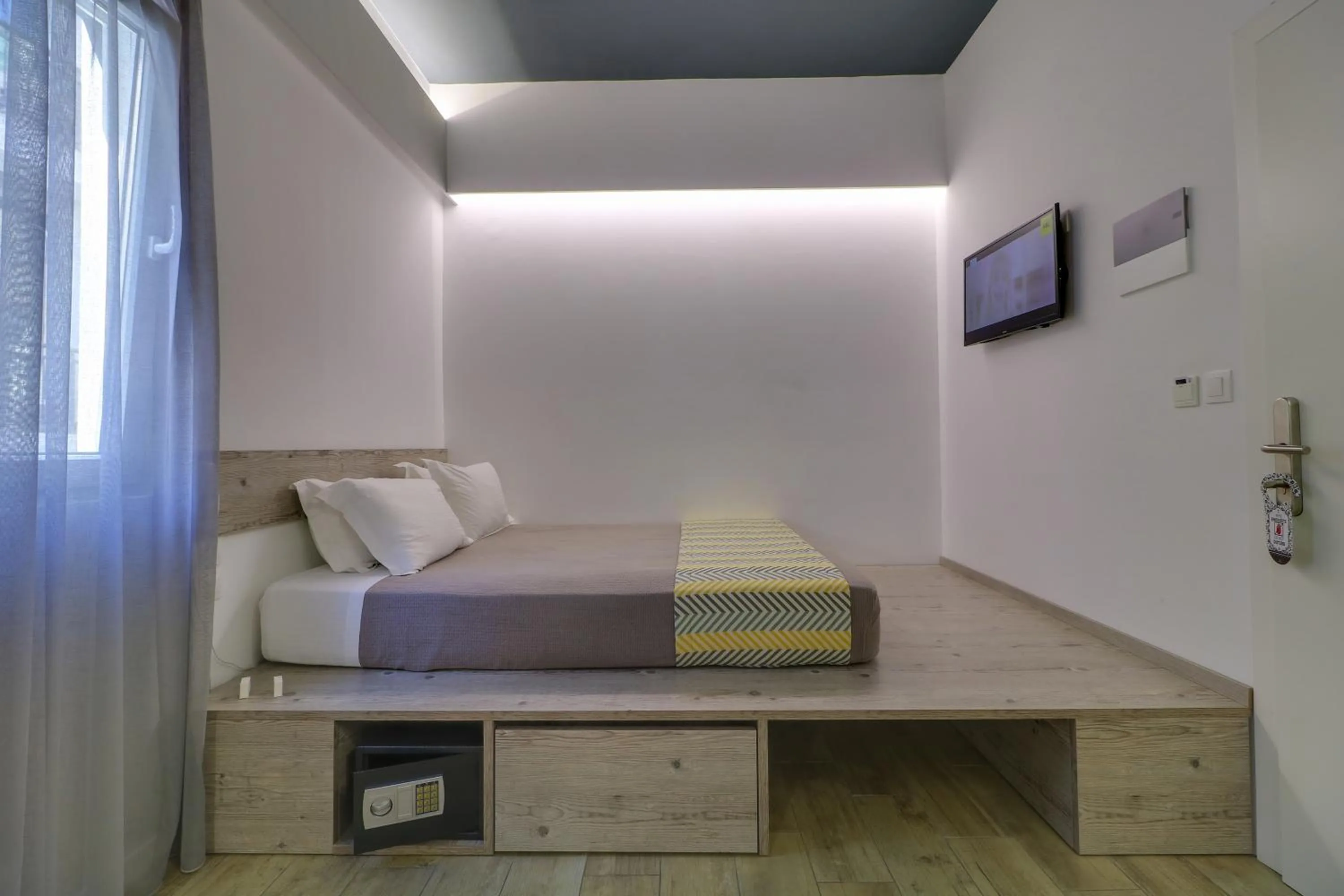 Photo of the whole room, Bed in athensotel