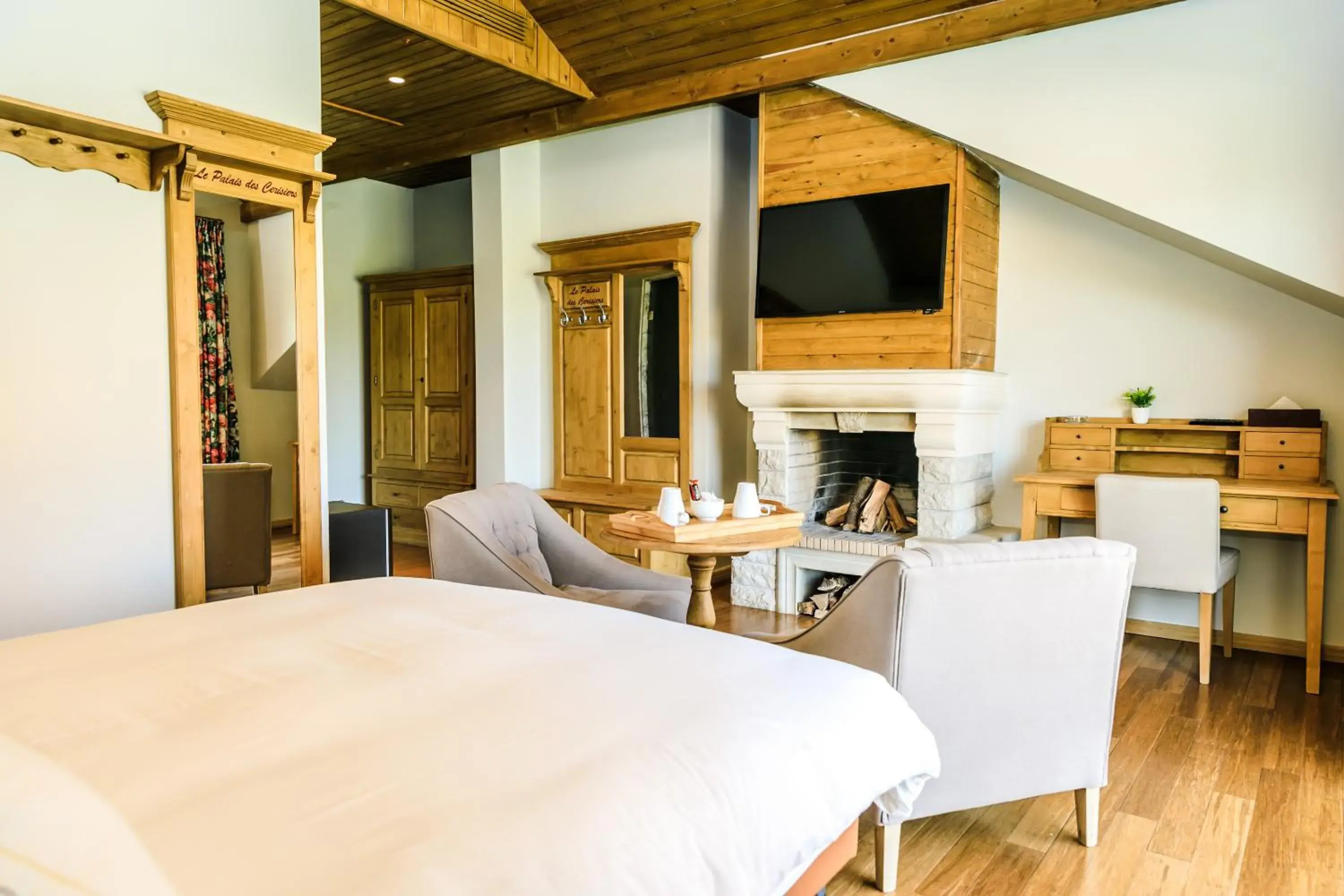 Deluxe Double Room in Le Palais des Cerisiers Deluxe Double Room in Le Palais des Cerisiers