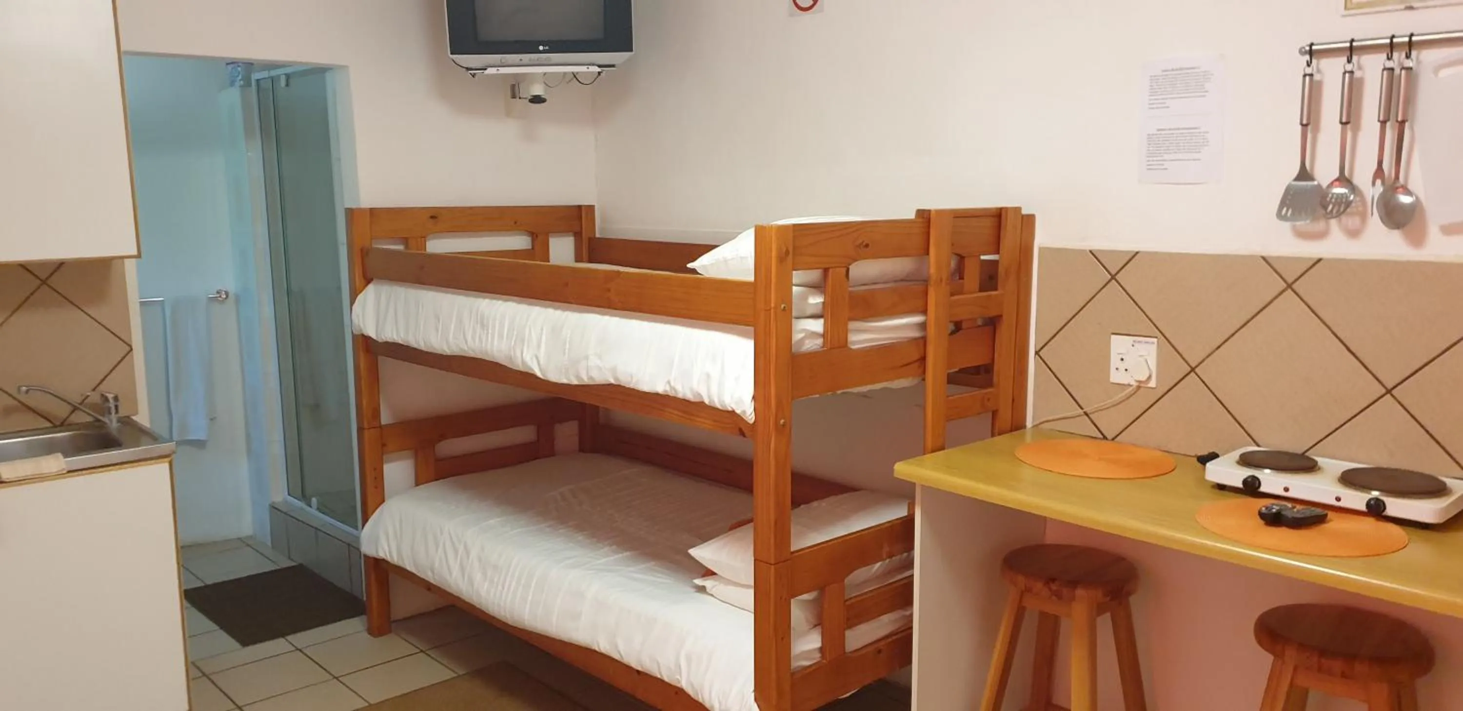 Kitchen or kitchenette, Bed in Stemar Self Catering