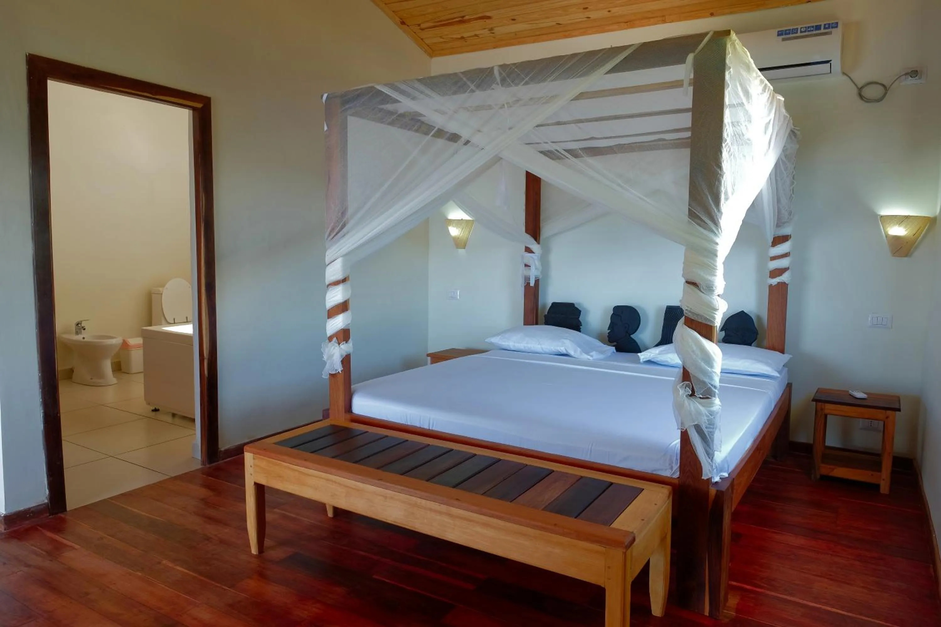 Breakfast, Bed in Emeraude Lodge