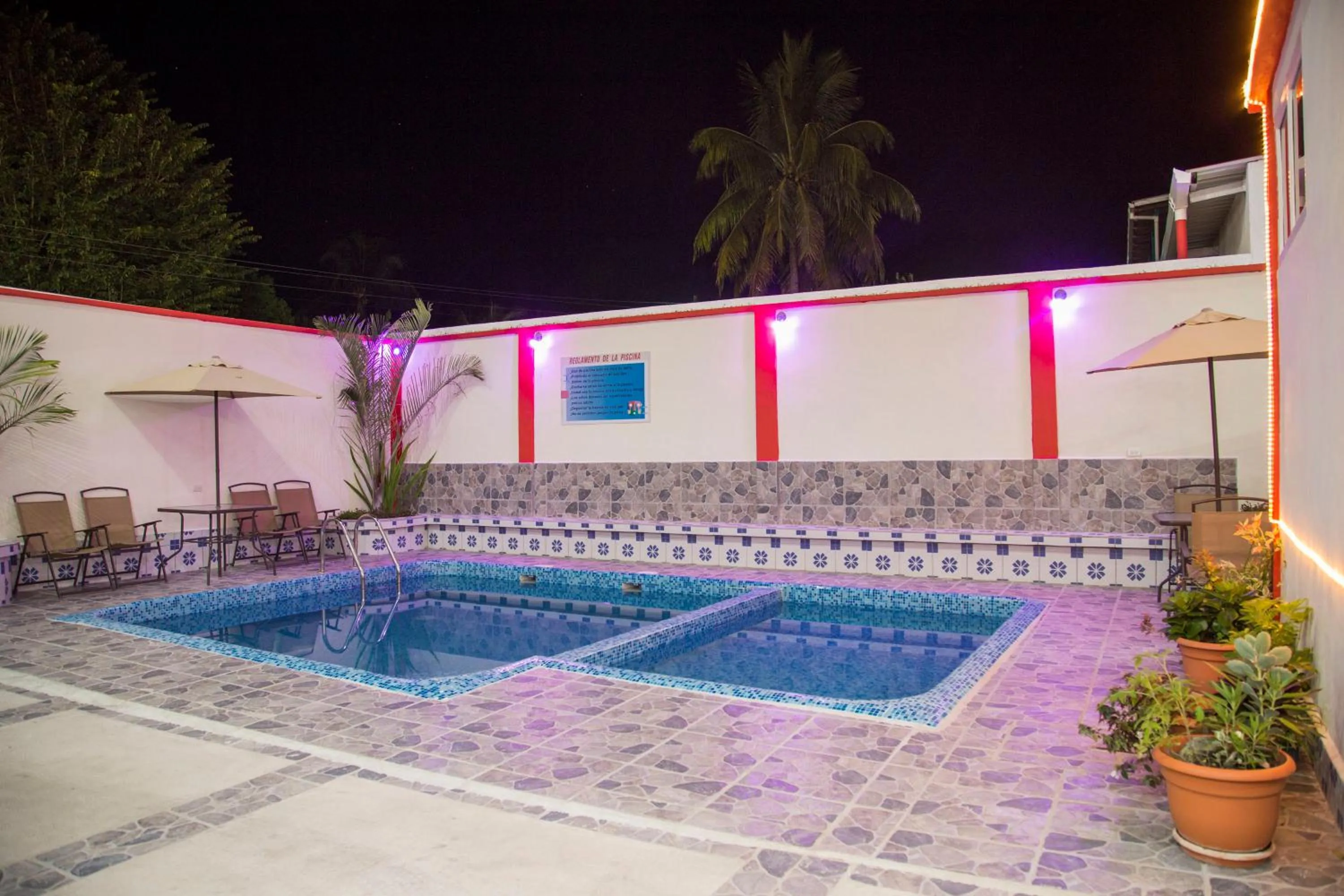 Swimming pool in Hotel Aruma