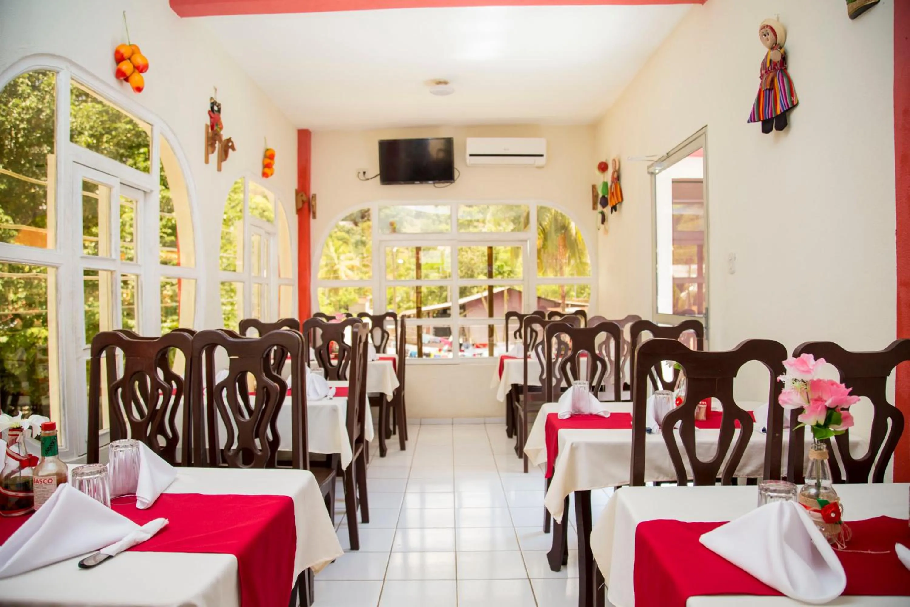 Restaurant/places to eat in Hotel Aruma