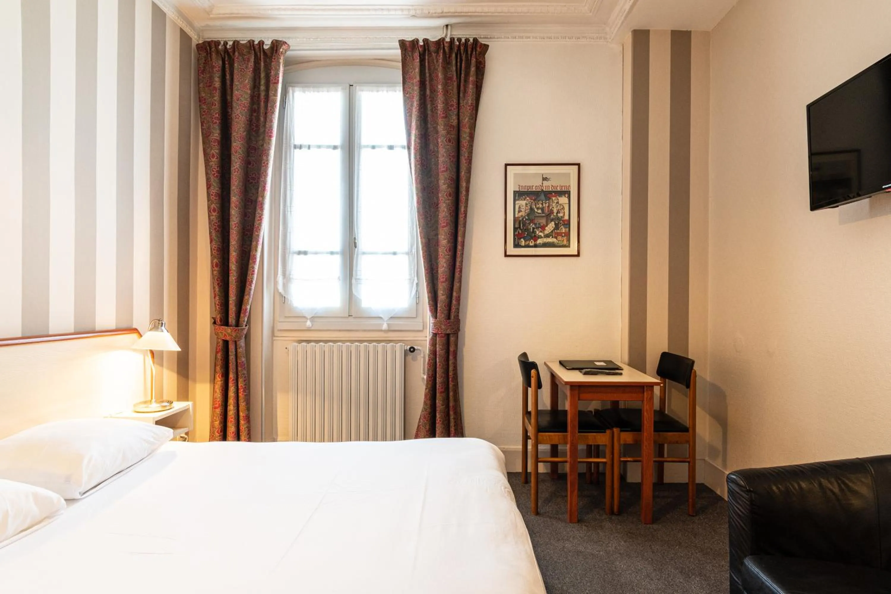 Photo of the whole room, Bed in Hôtel des Bains