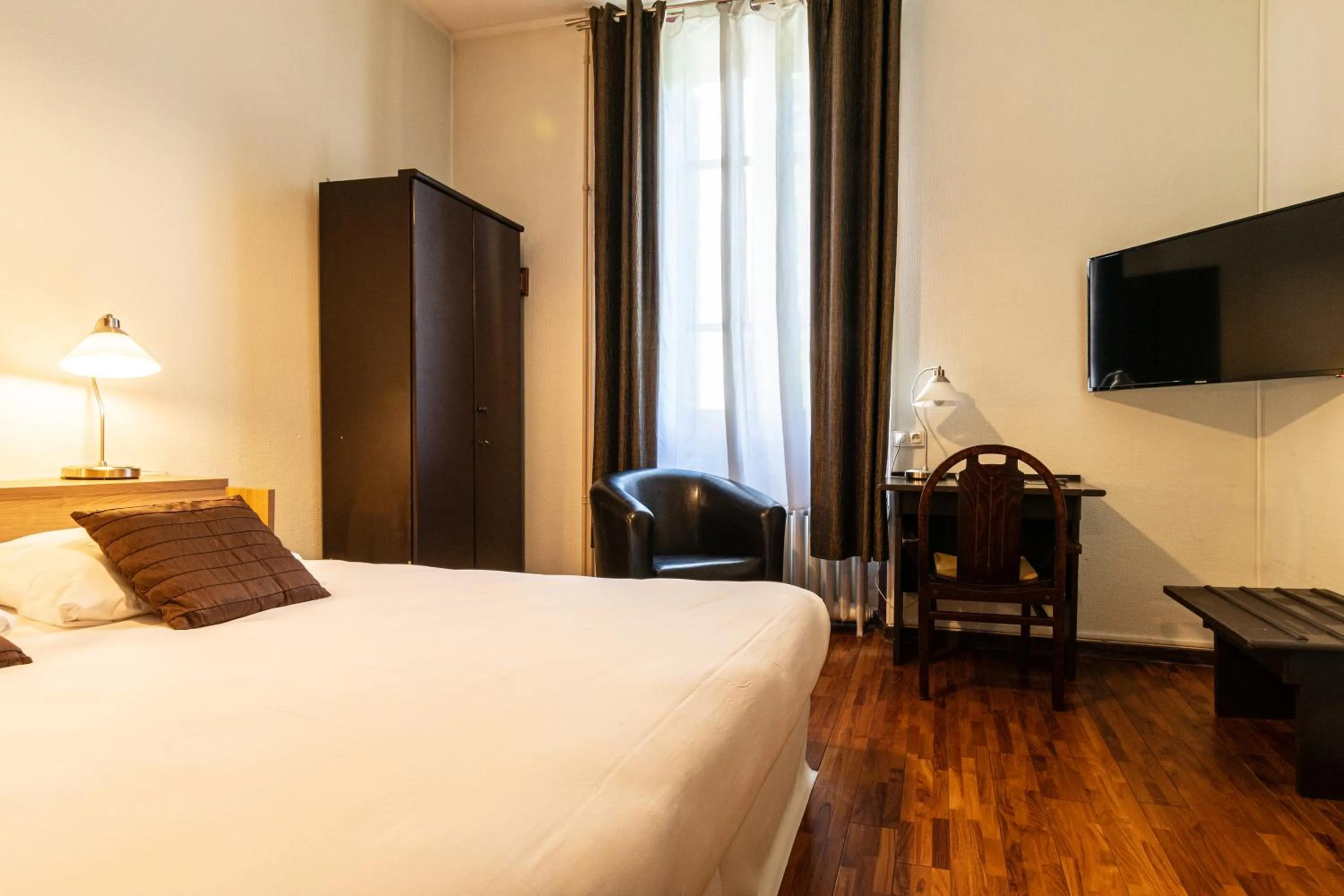 Photo of the whole room, Bed in Hôtel des Bains