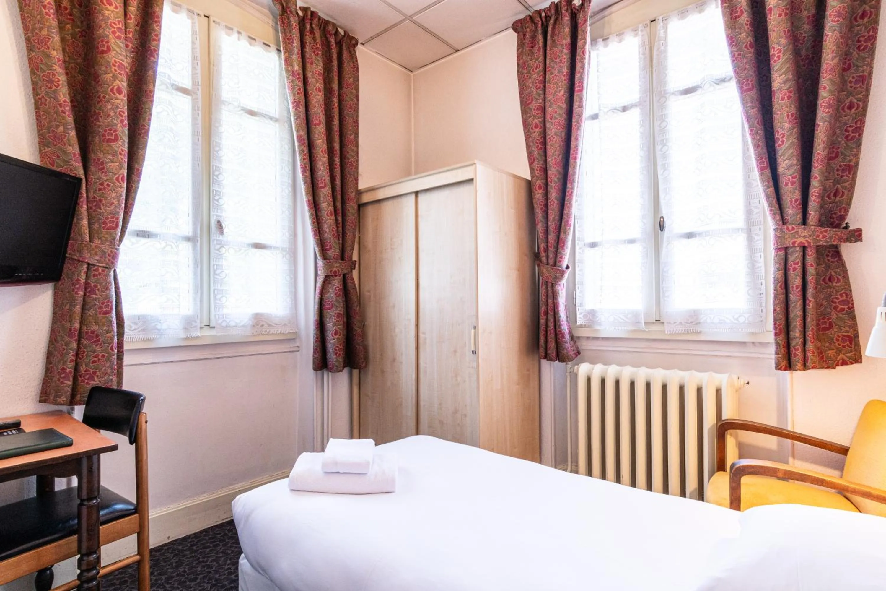 Photo of the whole room, Bed in Hôtel des Bains