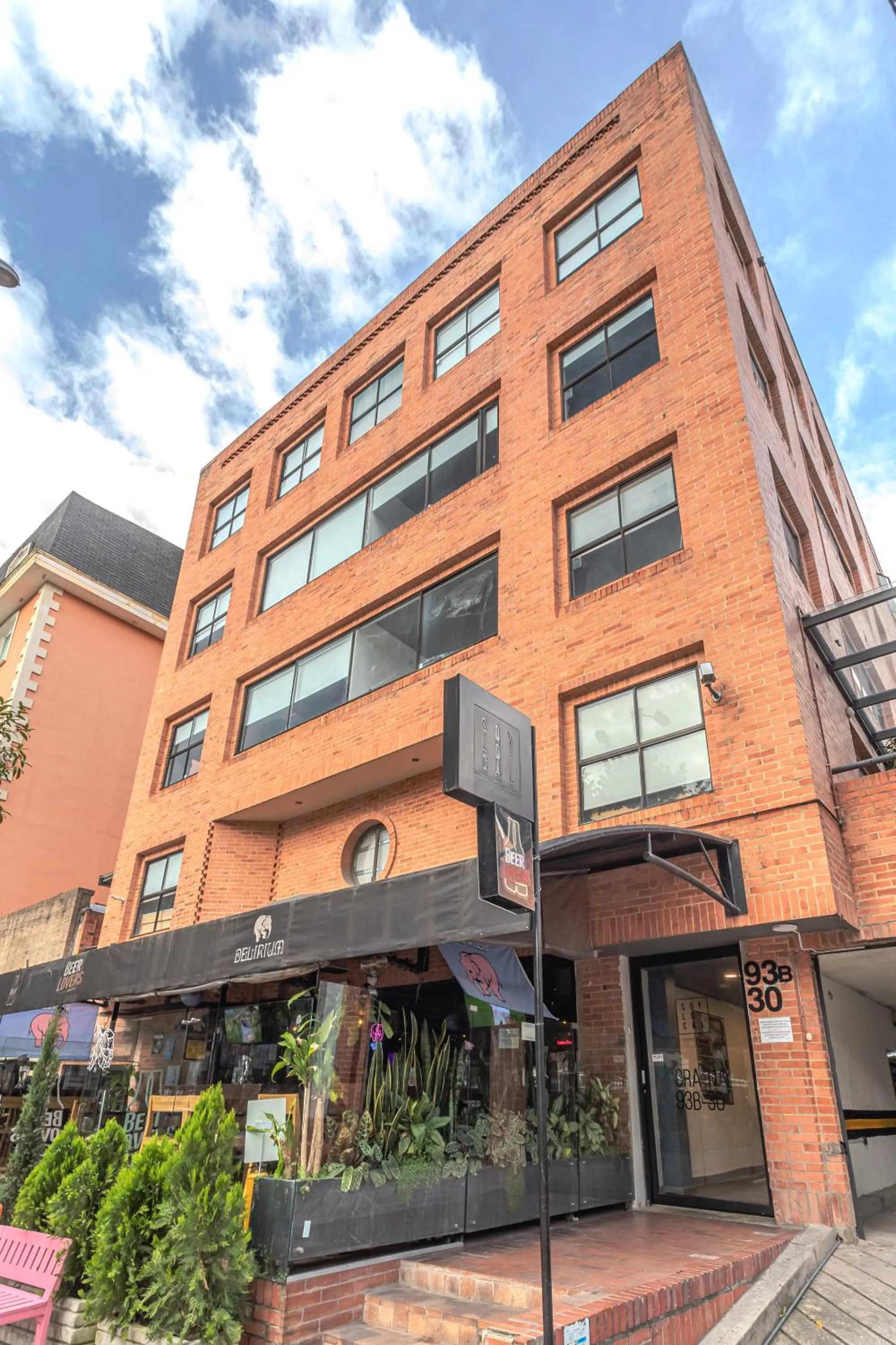 Property building in Soy Local Parque La 93