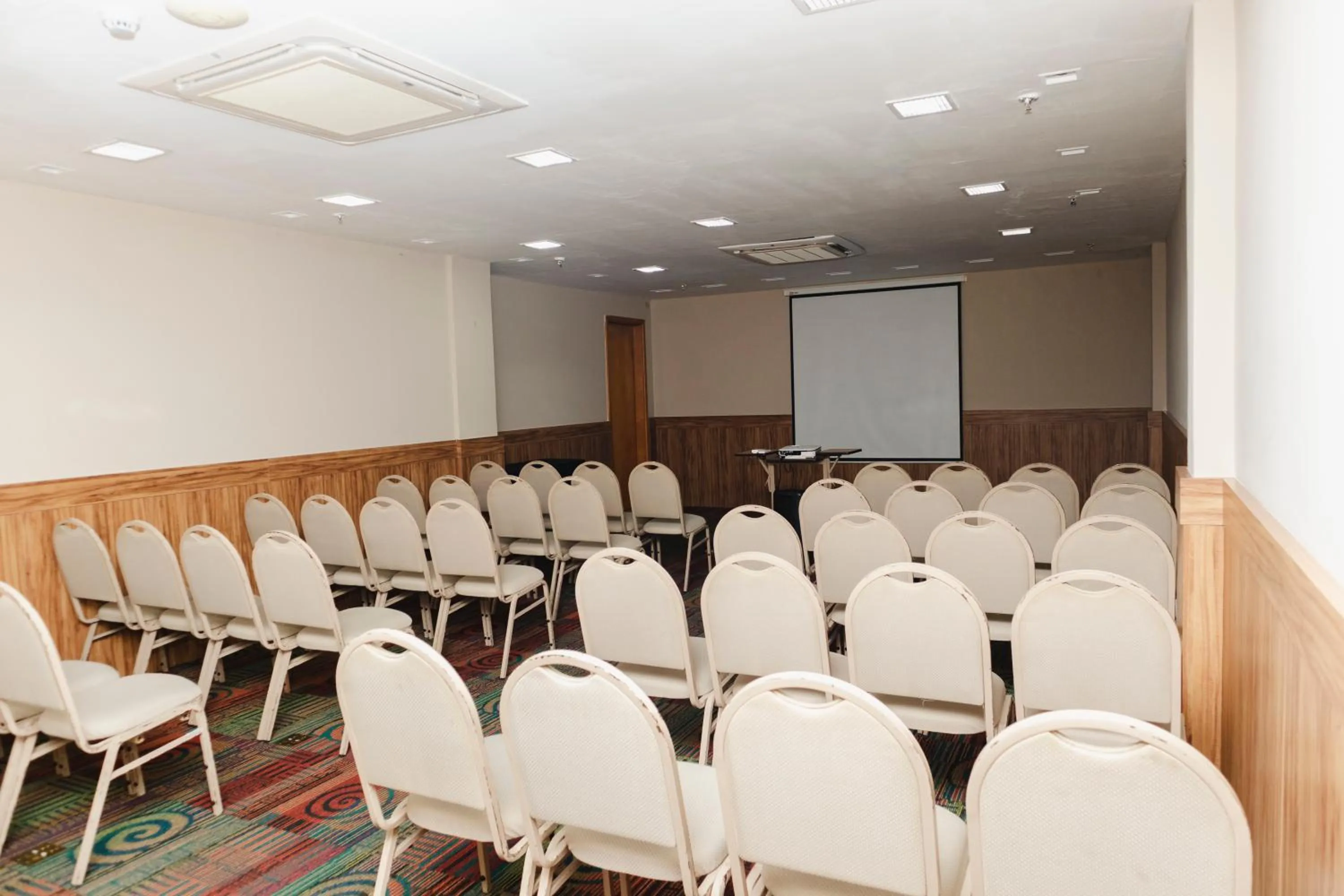 Meeting/conference room in Comfort Hotel Campos dos Goytacazes