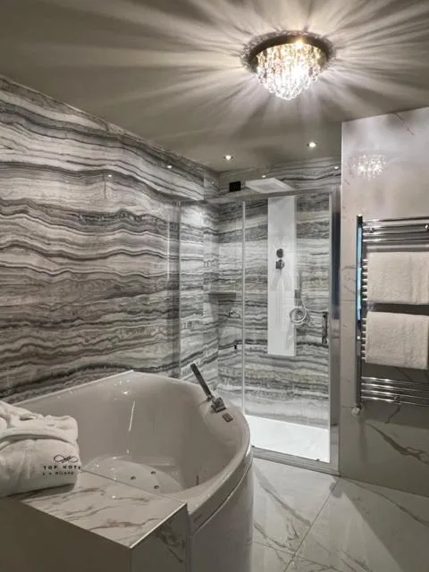 Shower in Hotel Motel Top