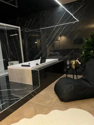 Hot Tub in Hotel Motel Top