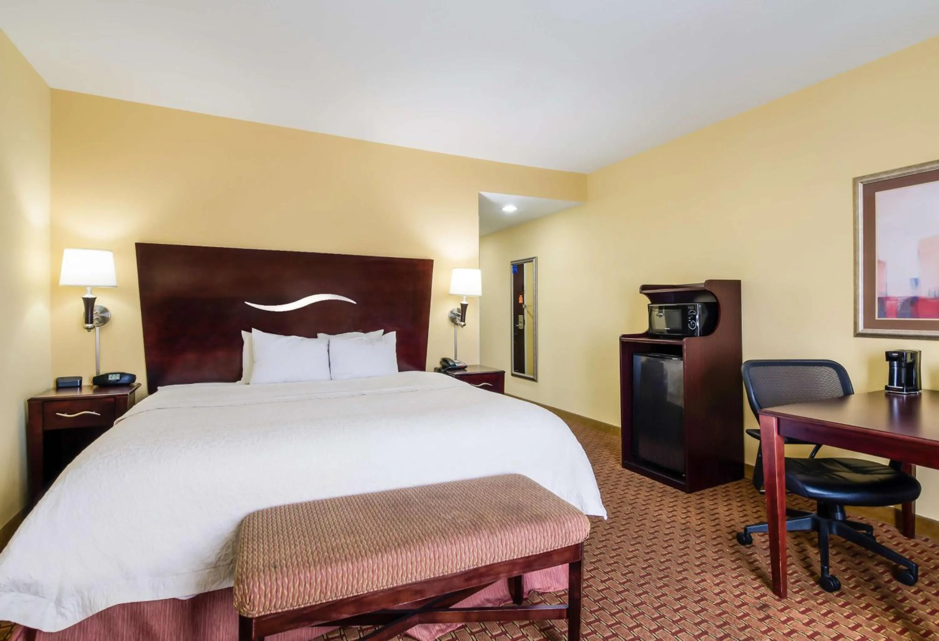 Bedroom, Bed in Hampton Inn Galax