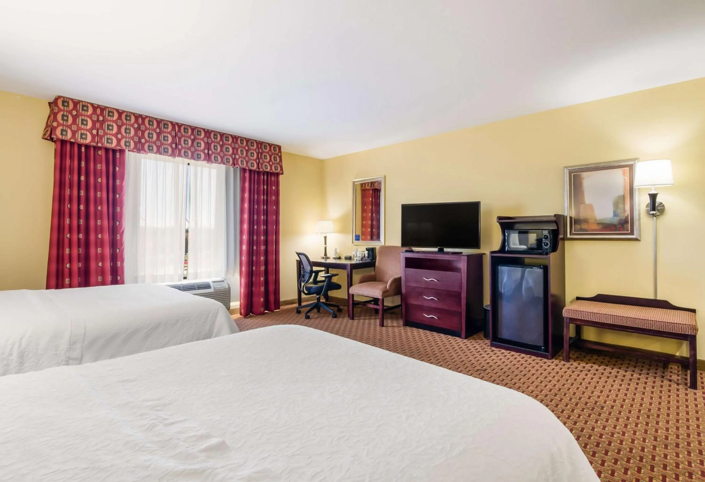 Bedroom, Bed in Hampton Inn Galax