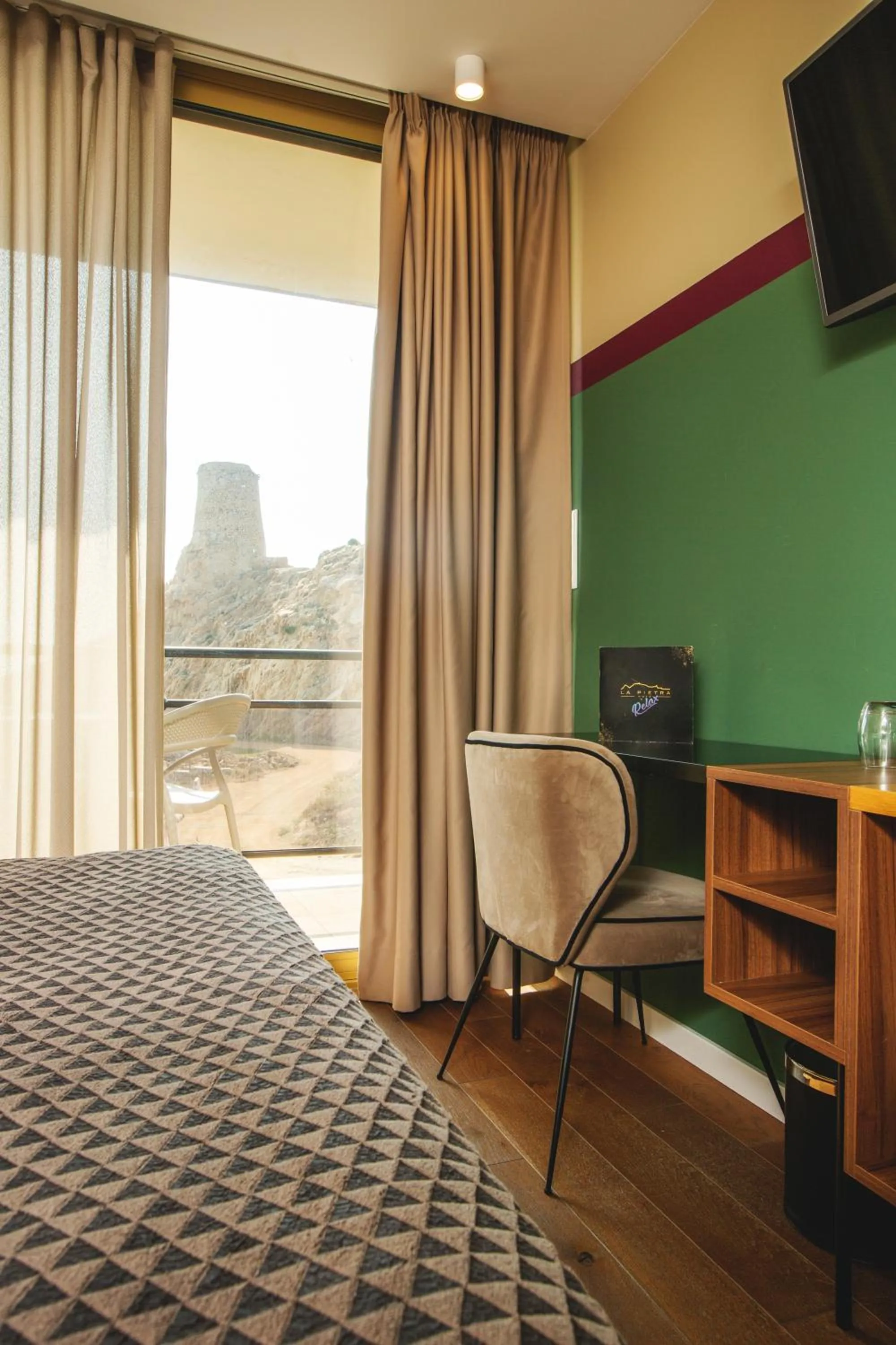 Garden view, Bed in Hotel La Pietra Restaurant & Spa