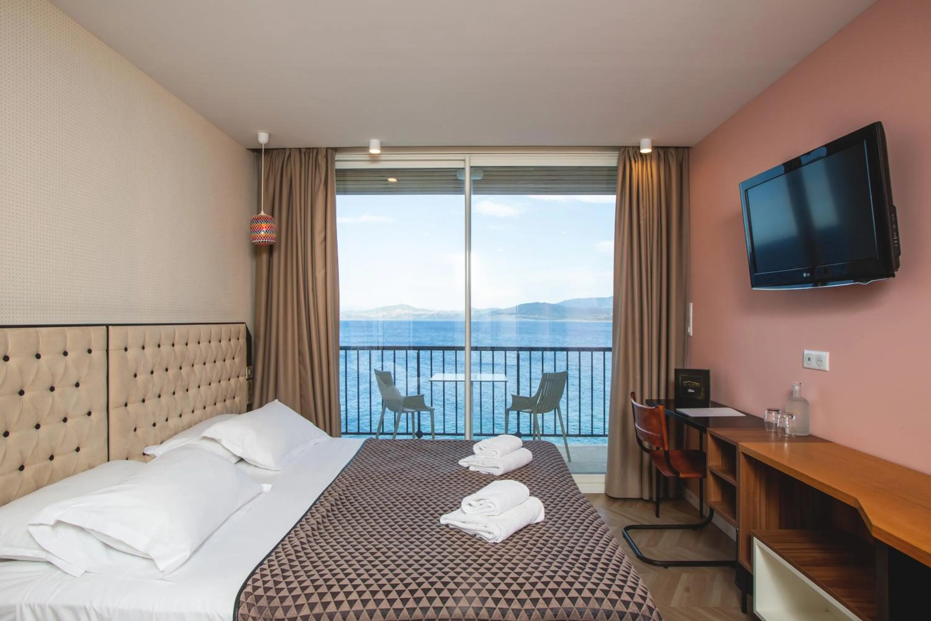 Sea view, Bed in Hotel La Pietra Restaurant & Spa
