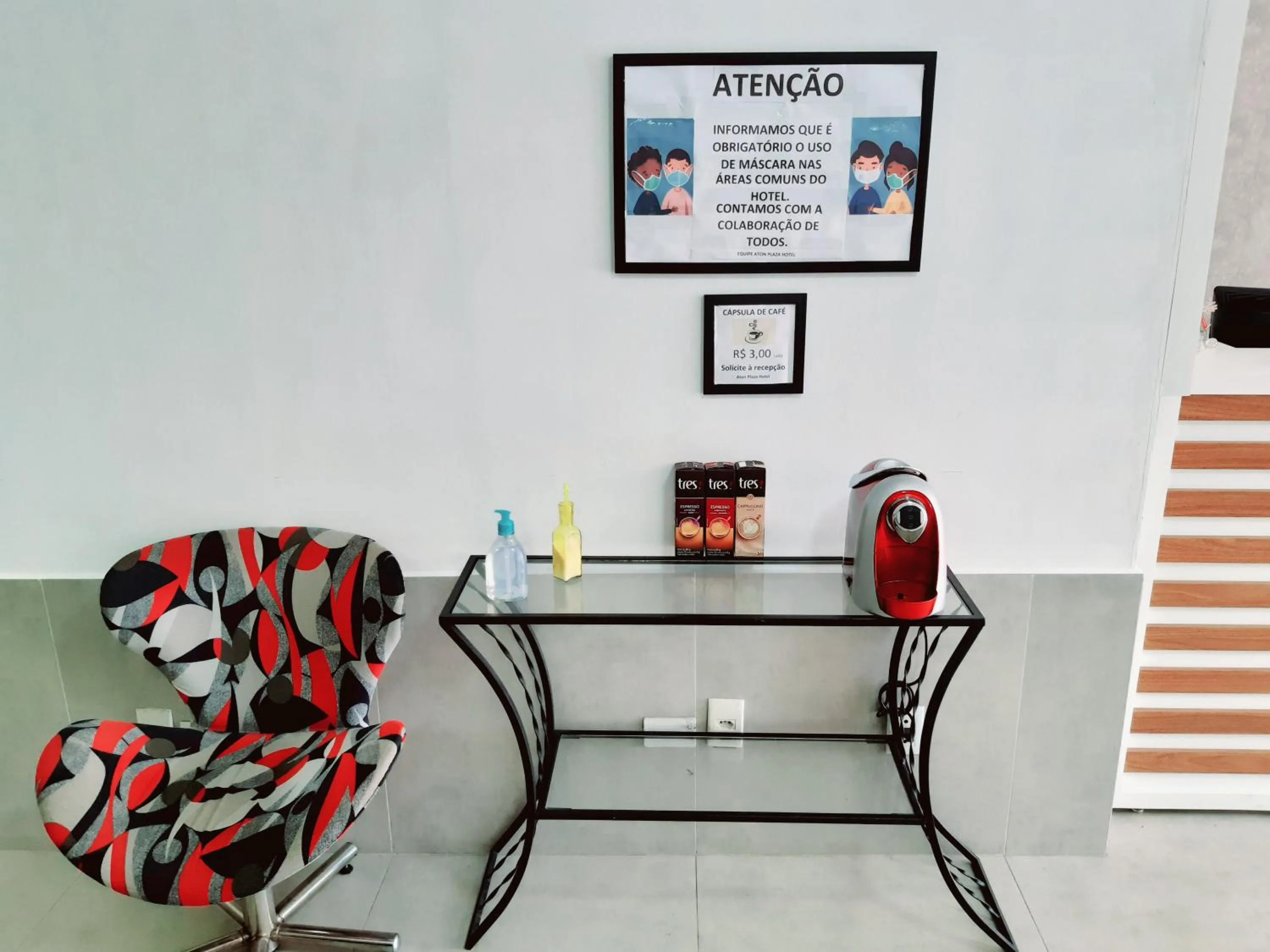 Communal lounge/ TV room in Aton Plaza Hotel