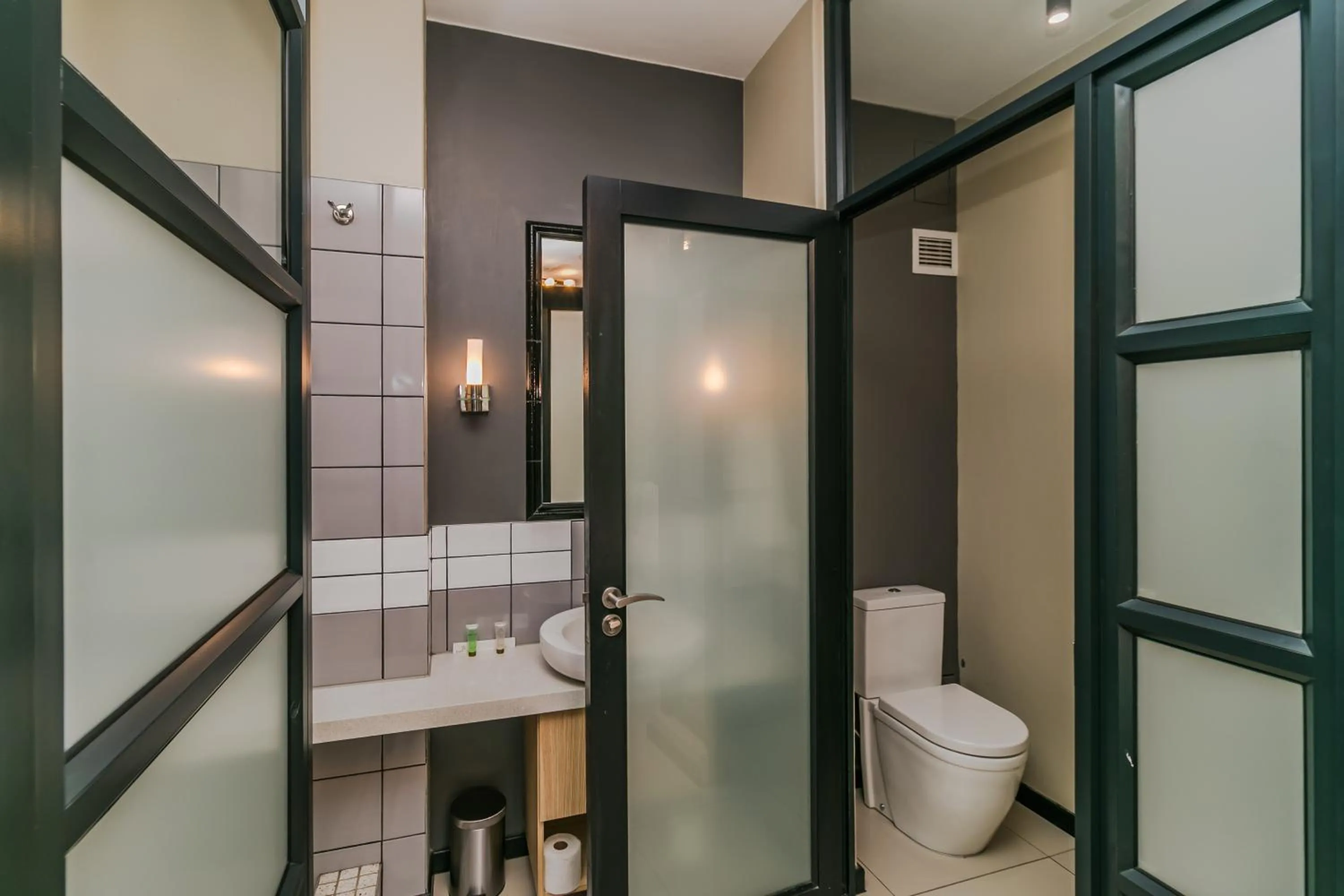 Bathroom in Easy Stay - The Vantage Rosebank