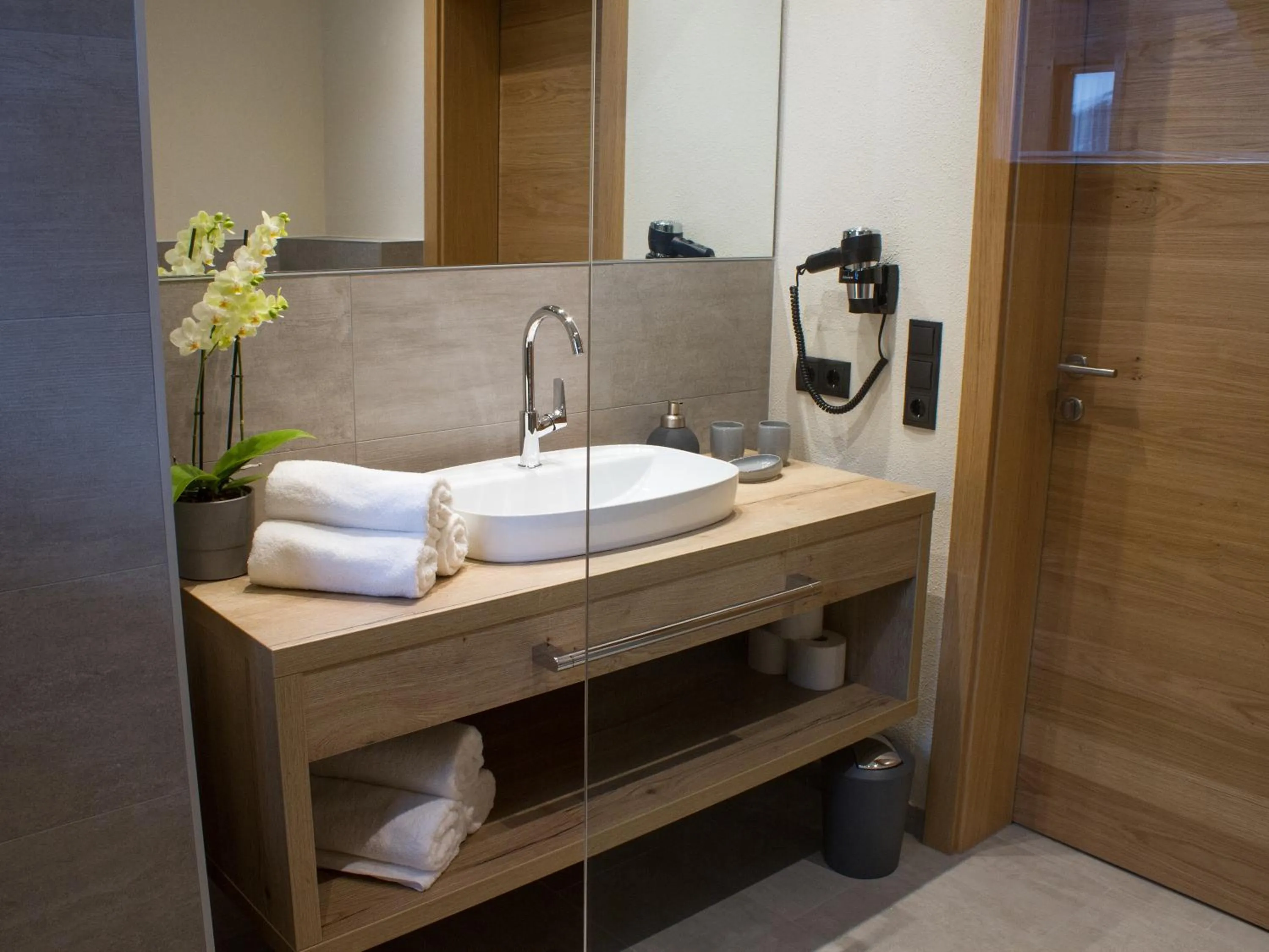 Shower in Panorama Apart Weisses Rössl